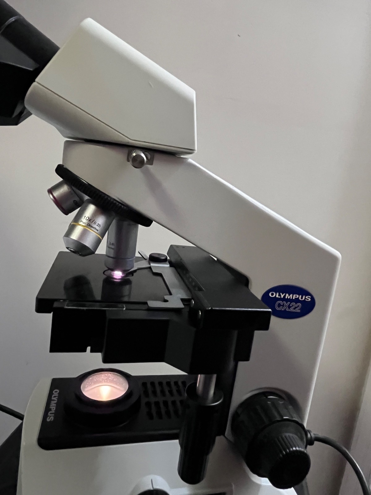 Olympus CX22RFS1 Laboratory Microscope With 4x, 10x, 40x, 100x Objectives
