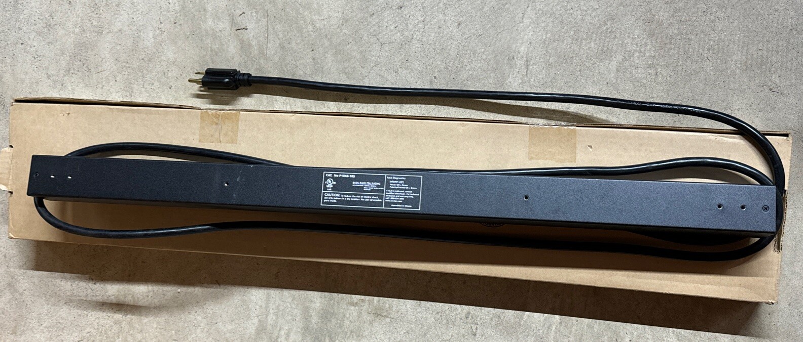 NEW Leviton 000-P1040-10S PDU Vertical Power Distribution Unit 120V 12A, 16 port