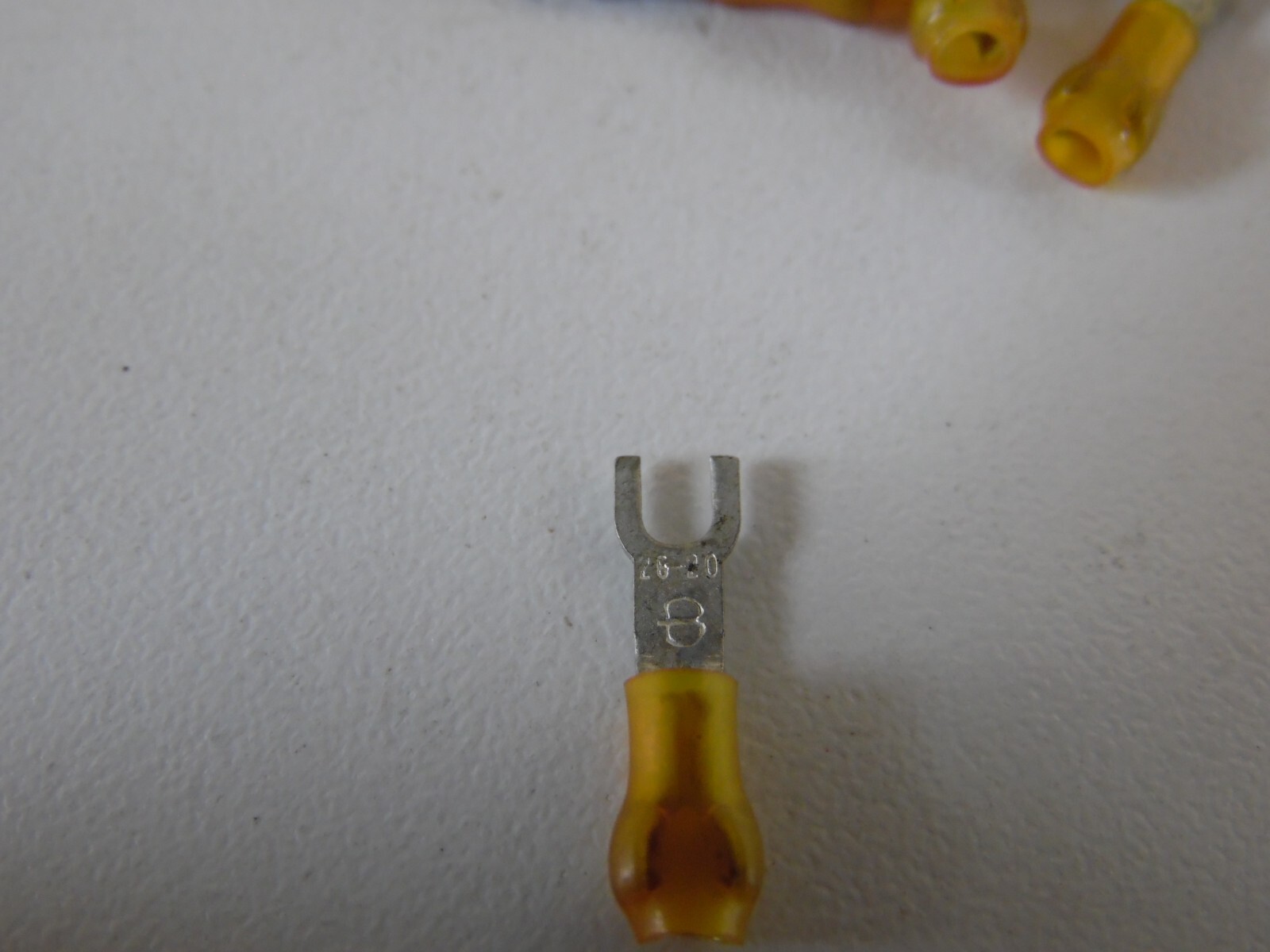 50 count burndy 26-20 awg insulated fork spade terminal connector 2-3 stud