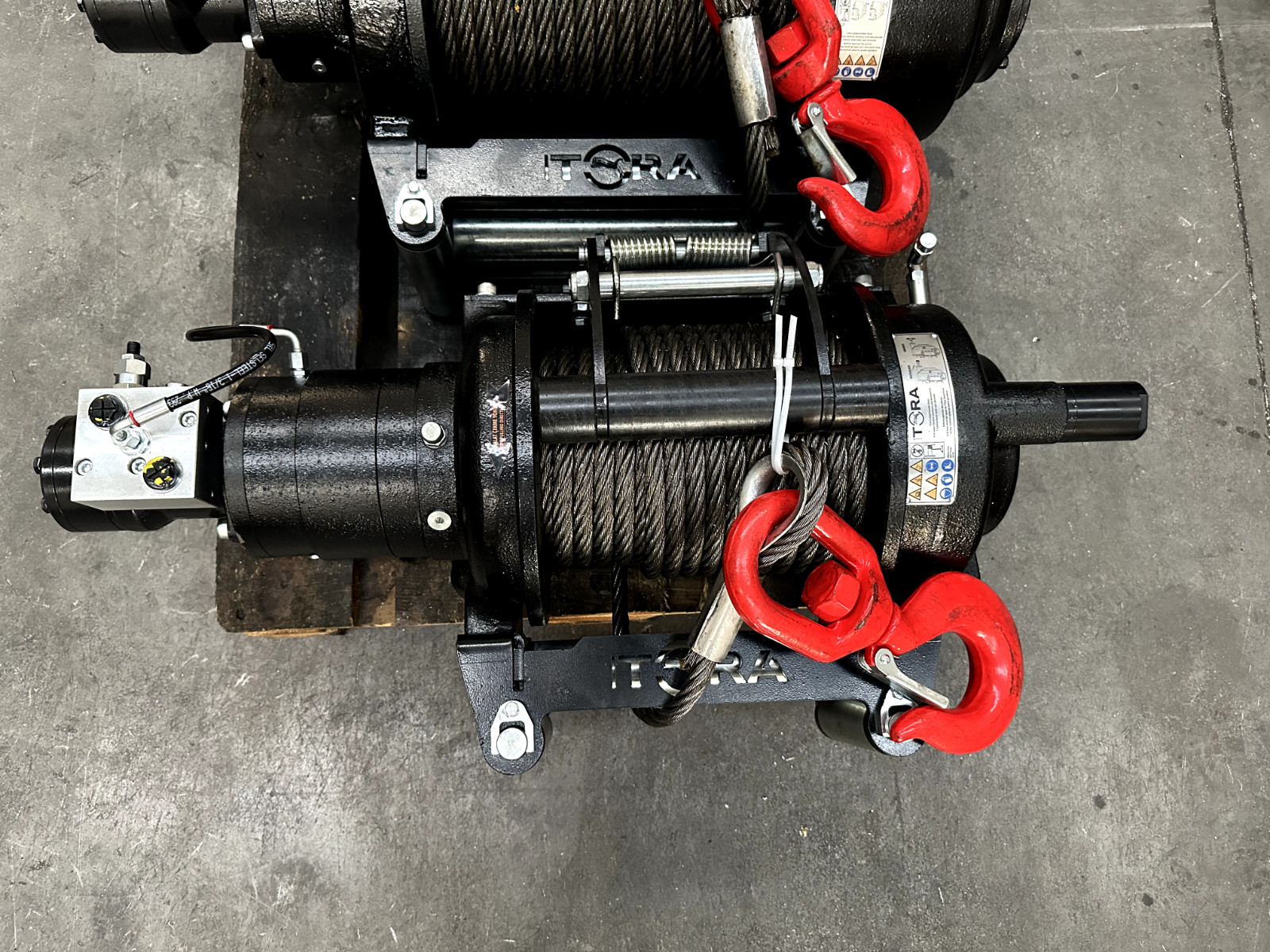 26.500 LBS Hydraulic Winch Including 82 ft Stell Rope and Hook