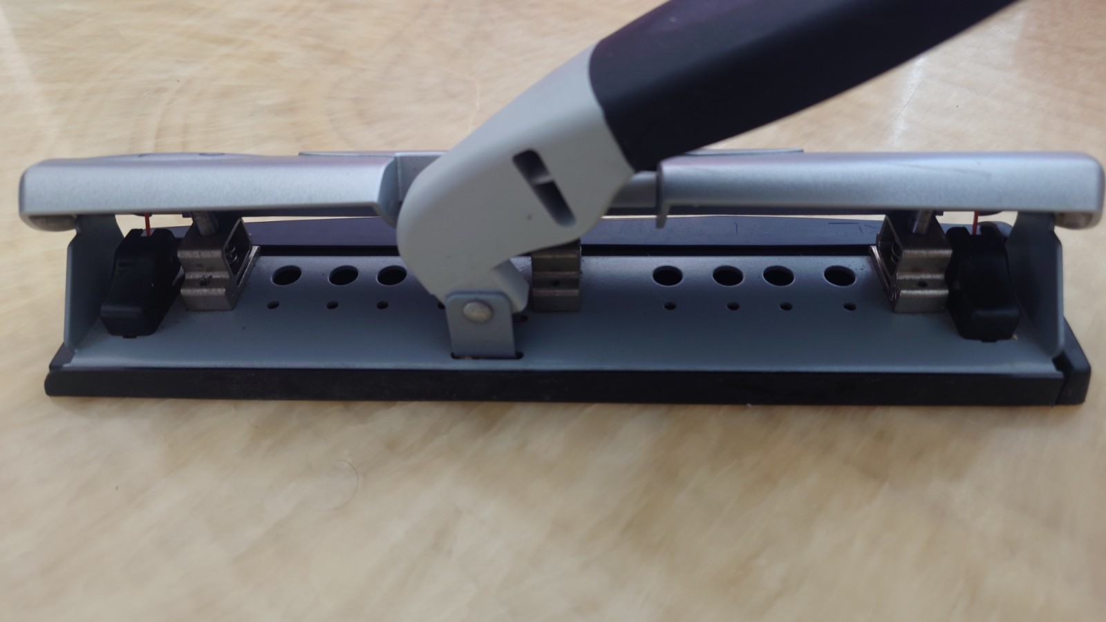 Swingline Heavy Duty 3 Hole Punch Padded Handle 9/32″ (Gently Pre-Owned)