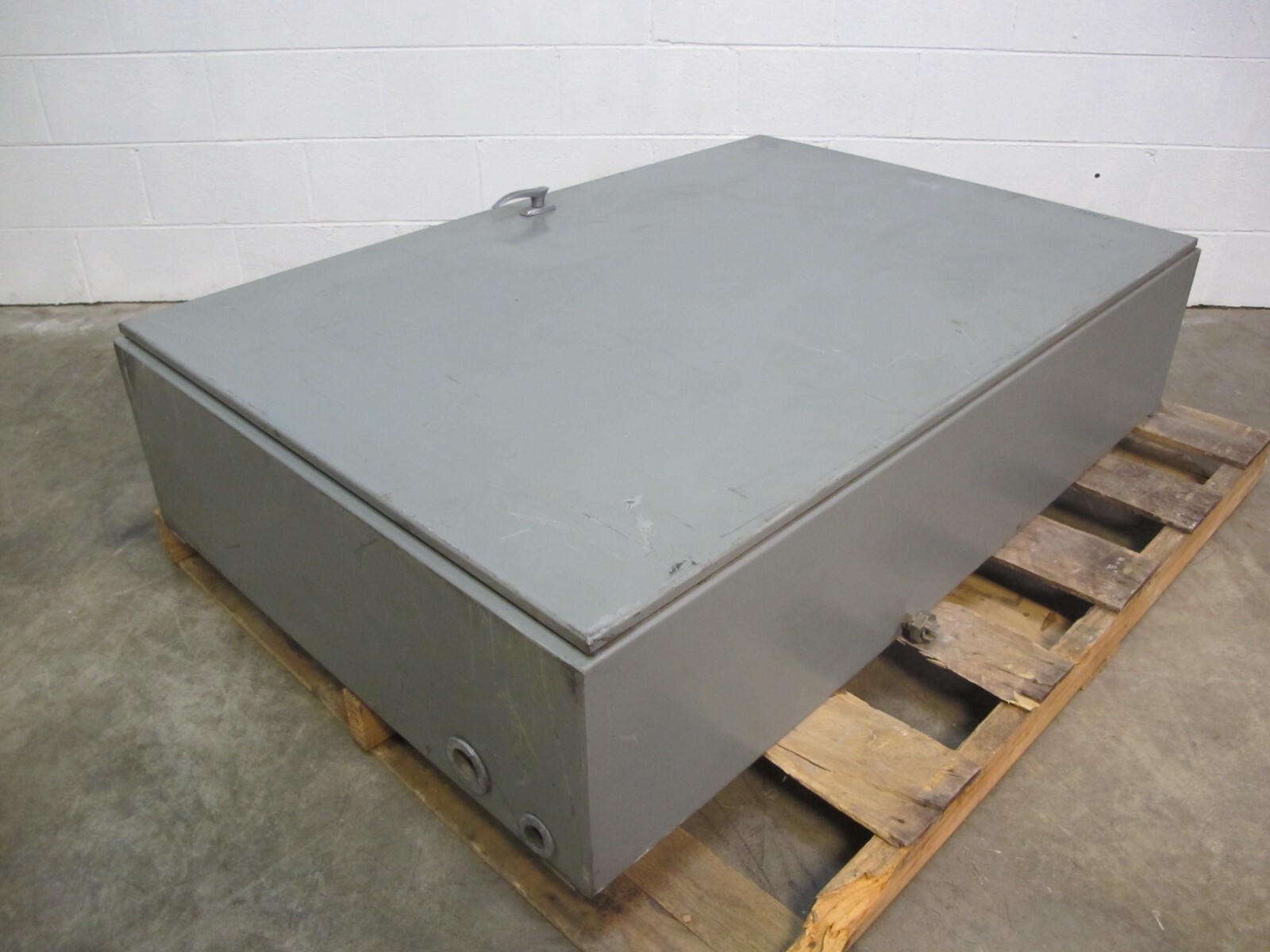 Cutler Hammer MP40 600 Amp Main Lug Breaker Panelboard 600V 3-PH 4W 600A Panel