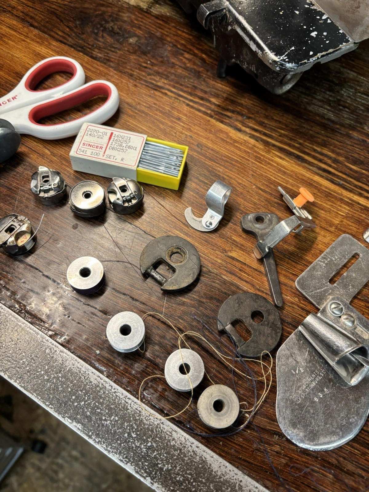 Singer 251-12 Upholstery Machine with oil pan, attachments & extras, WORKS BUT..