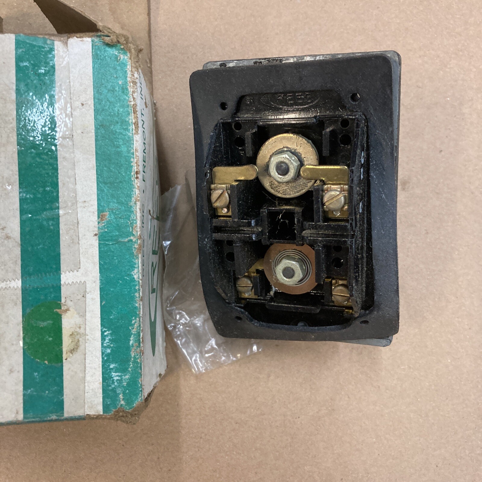 REES 01619-032 CONTROL UNIT / GREEN-RED PUSHBUTTON STATION – NEW SURPLUS 1382