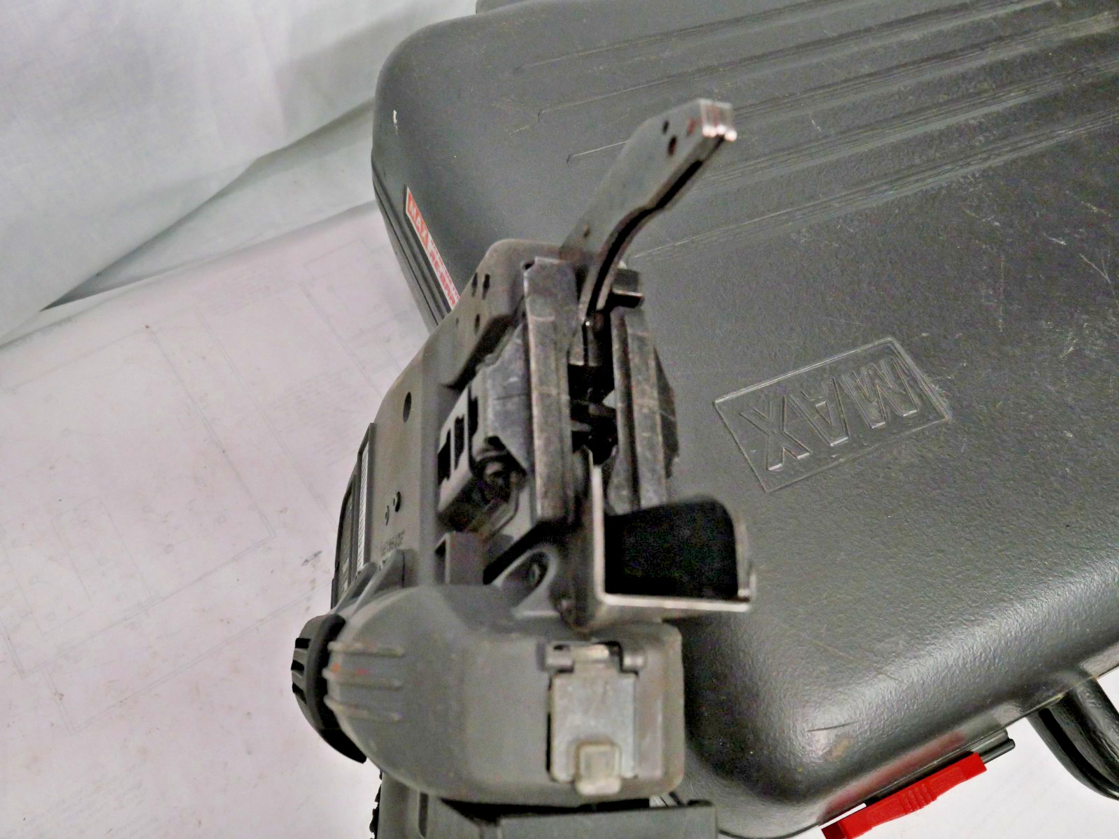 MAX RB655 Rebar Tier with (3) Batteries , Case ,Charger and Manual , Works Fine