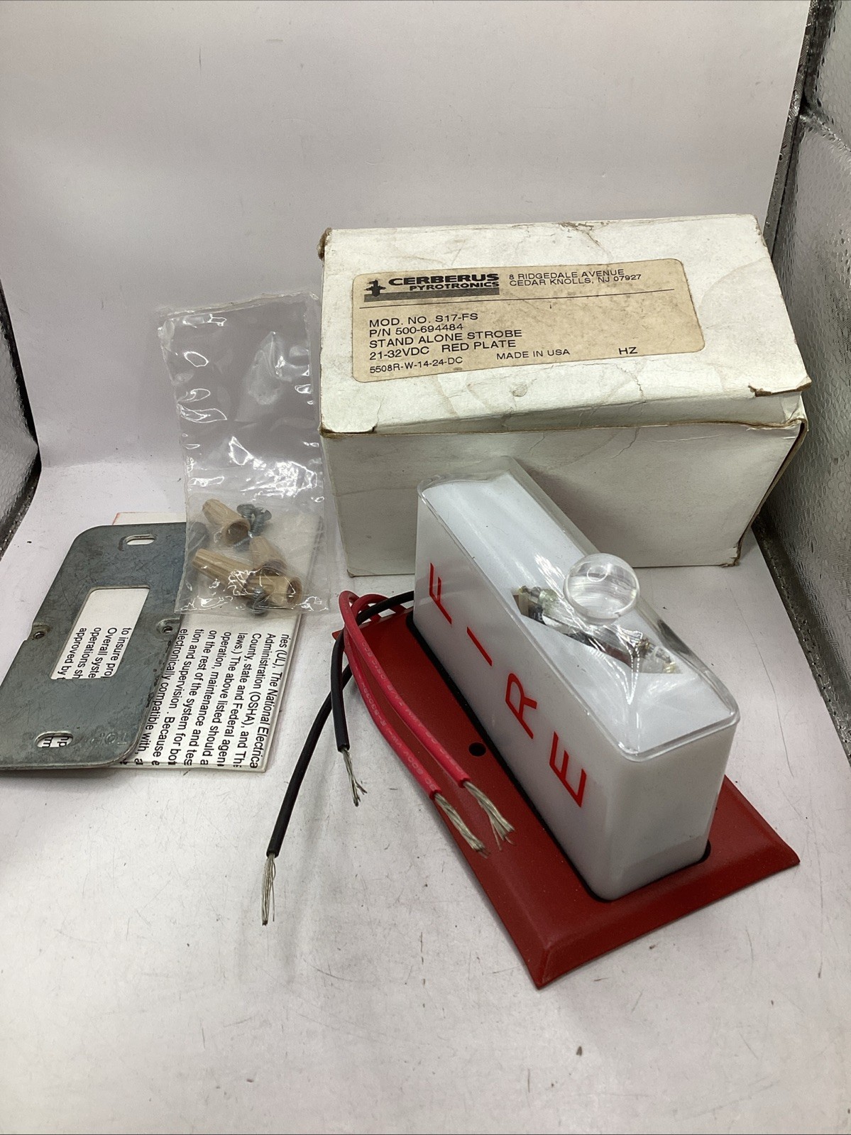 Cerberus Pyrotronics S17-FS 500-694484 Stand Alone Strobe 21/32VDC Red Plate
