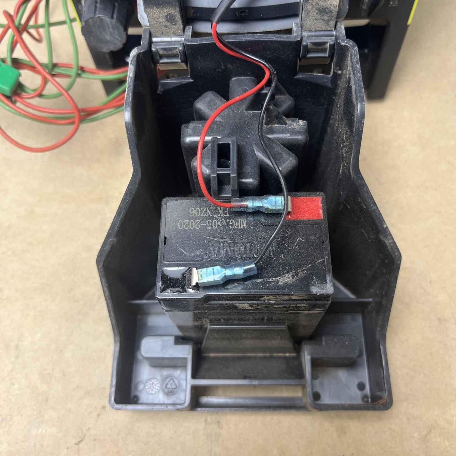PATRIOT SOLARGUARD 150 SOLAR POWERED FENCE CHARGER 10 MILE / 40 ACRE