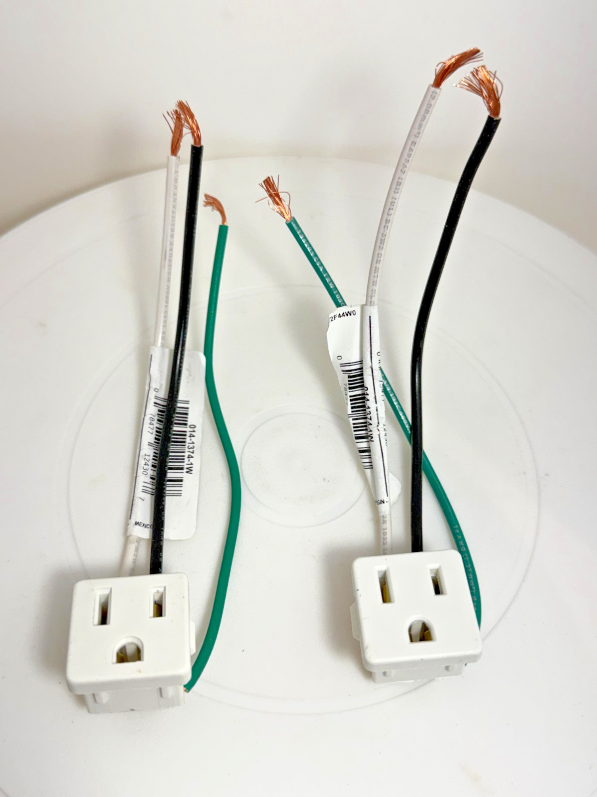 (Lot of 2) Leviton 1374-1W 15A 125V Snap-In Receptacle Grounding White