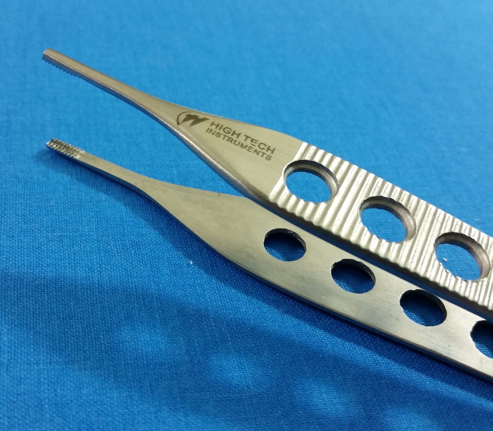 GOLD HANDLE O.R GRADE ADSON BROWN TISSUE FORCEPS 9X9T FENESTRATED HANDLE 4.75″