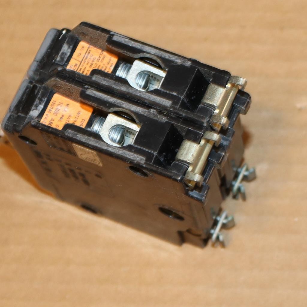One Cutler Hammer CH230 Metal Foot 2 Pole 30 Amp Circuit Breaker BK#16