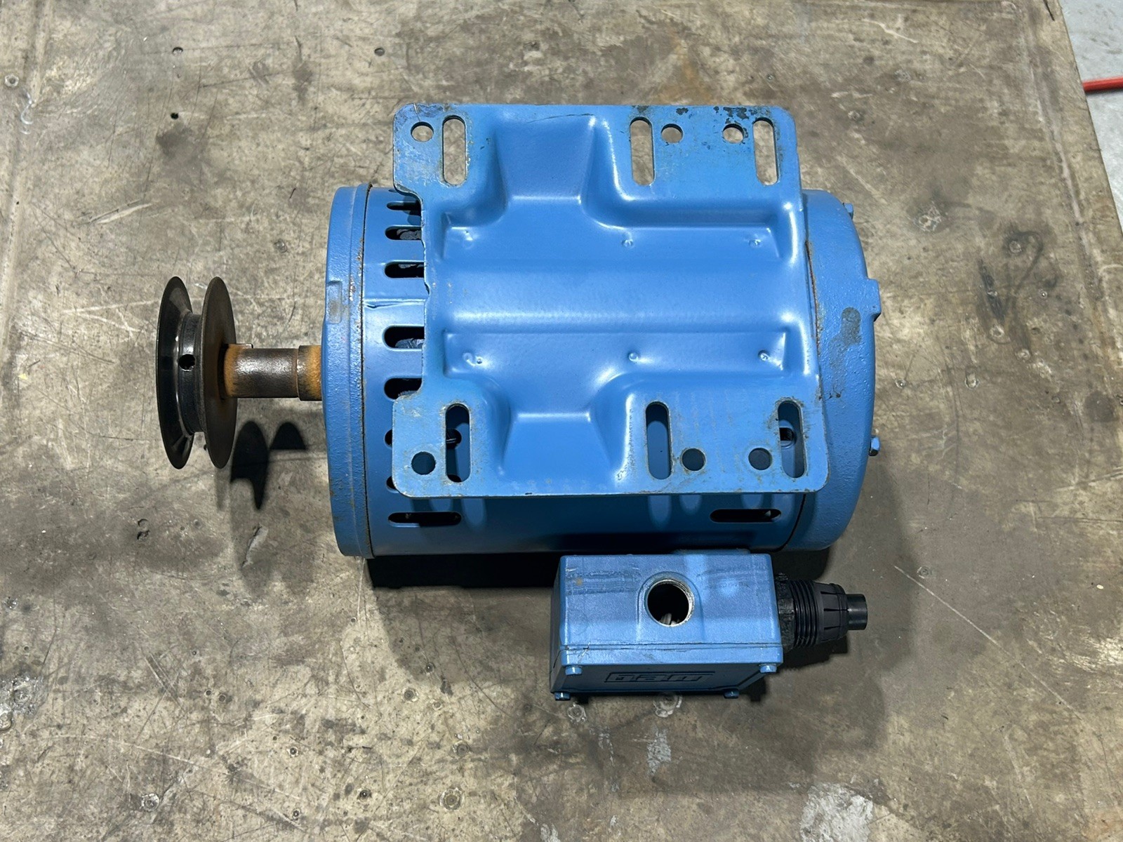 WEG 00218OP3EN145T 3-Phase, 203V-230V-460V, 1725RPM E143/5T with Shaft Pulley