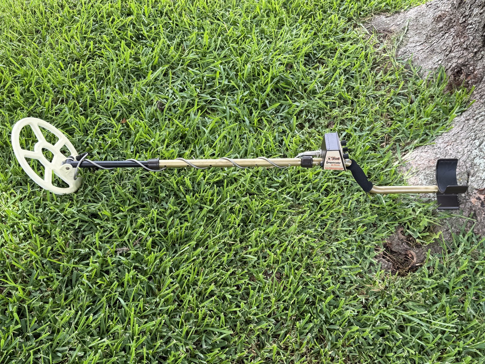 Tesoro CONQUISTADOR uMAX Metal Detector w/ 9X8″ Coil, Battery, Manual – Nice!