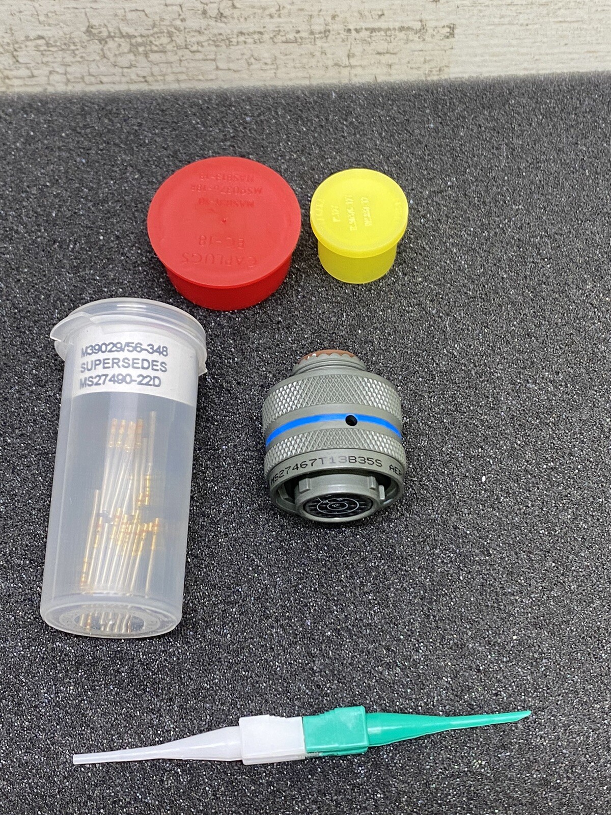Amphenol MS27467T13B35S Military plug – female PIN: 22 – size 13 New