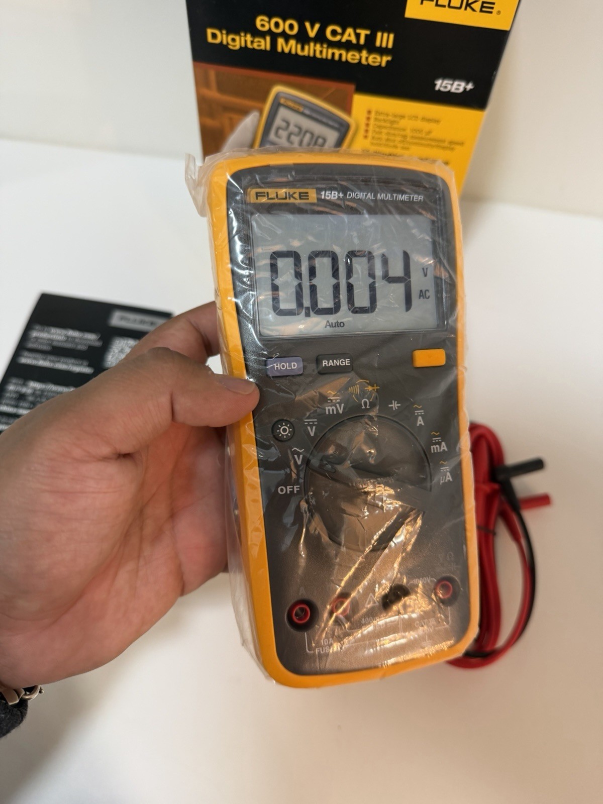 FLUKE 15B+ CAT III 600V DIGITAL MULTIMETER (NEW FACTORY SEALED) SHIPS FAST