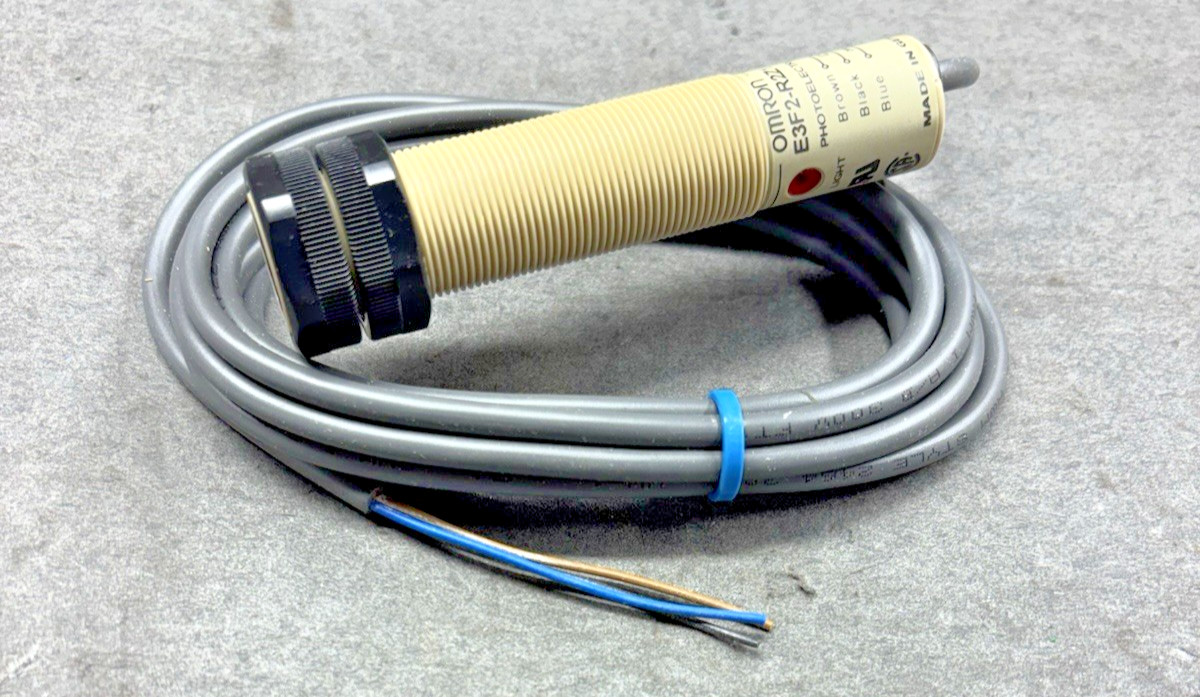 OMRON E3F2-R2Z1 2M RETRO-REFLECTIVE PHOTOELECTRIC SWITCH SENSOR 24 to 240 VAC⚡FS