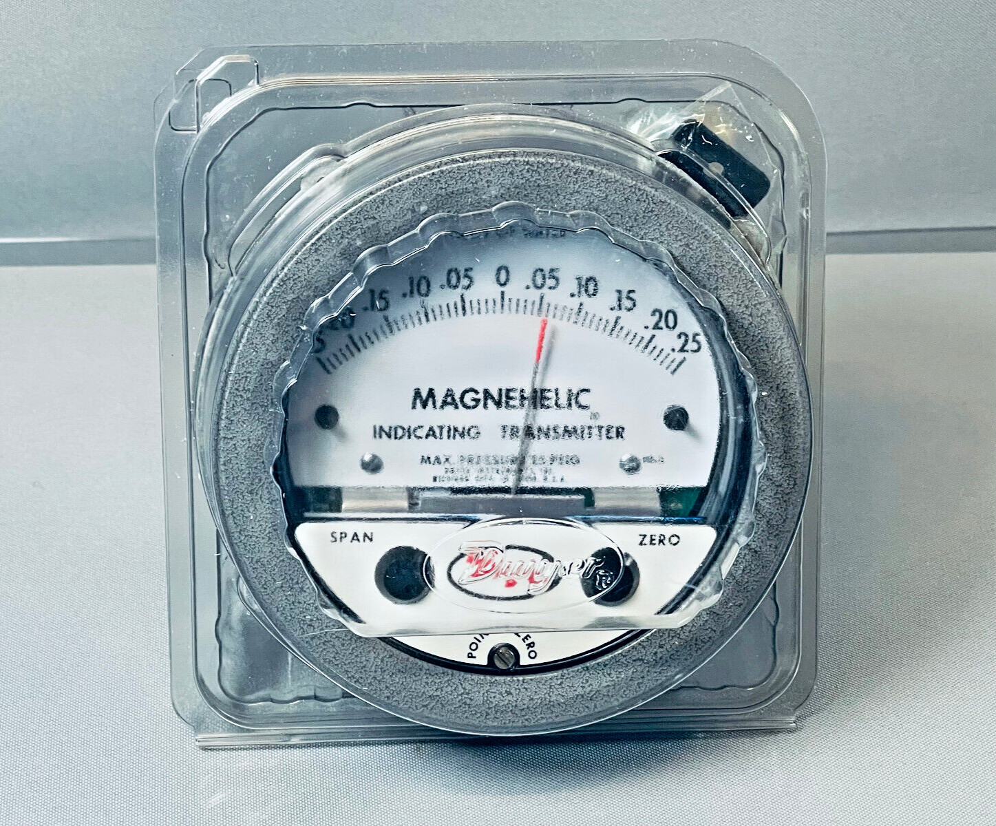 Dwyer 605-11 Magnehelic Differential Pressure Indicating Transmitter
