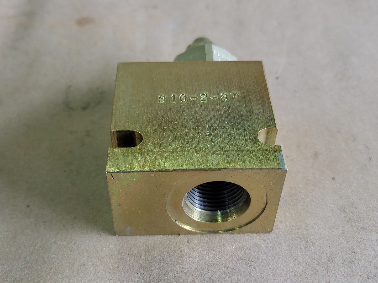 SURPLUS NEW PARKER B10-2-8T Valve Body – Parts & Components