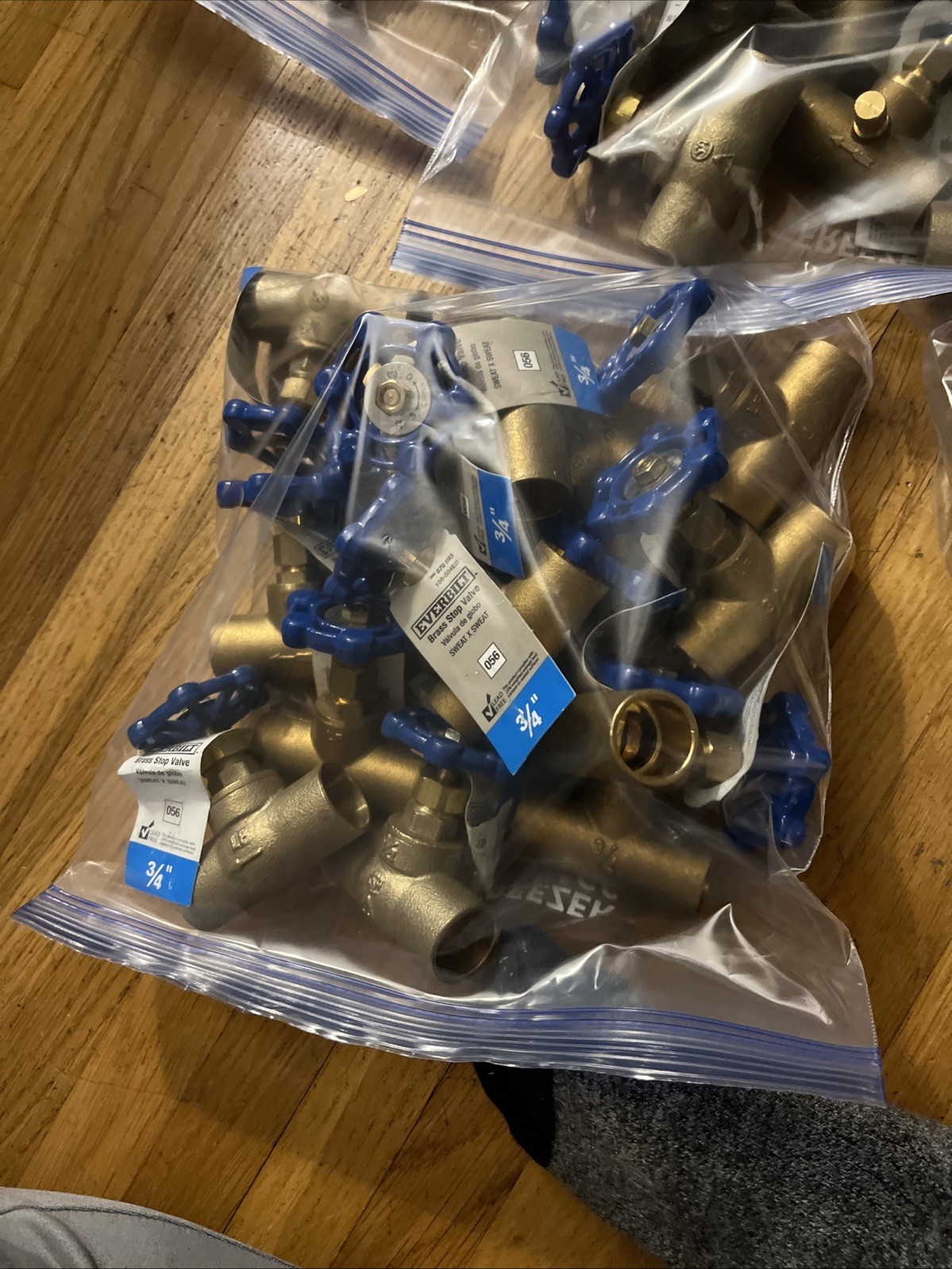 Mixed Lot of 85 Plumbing Valves – New – Please See Pictures