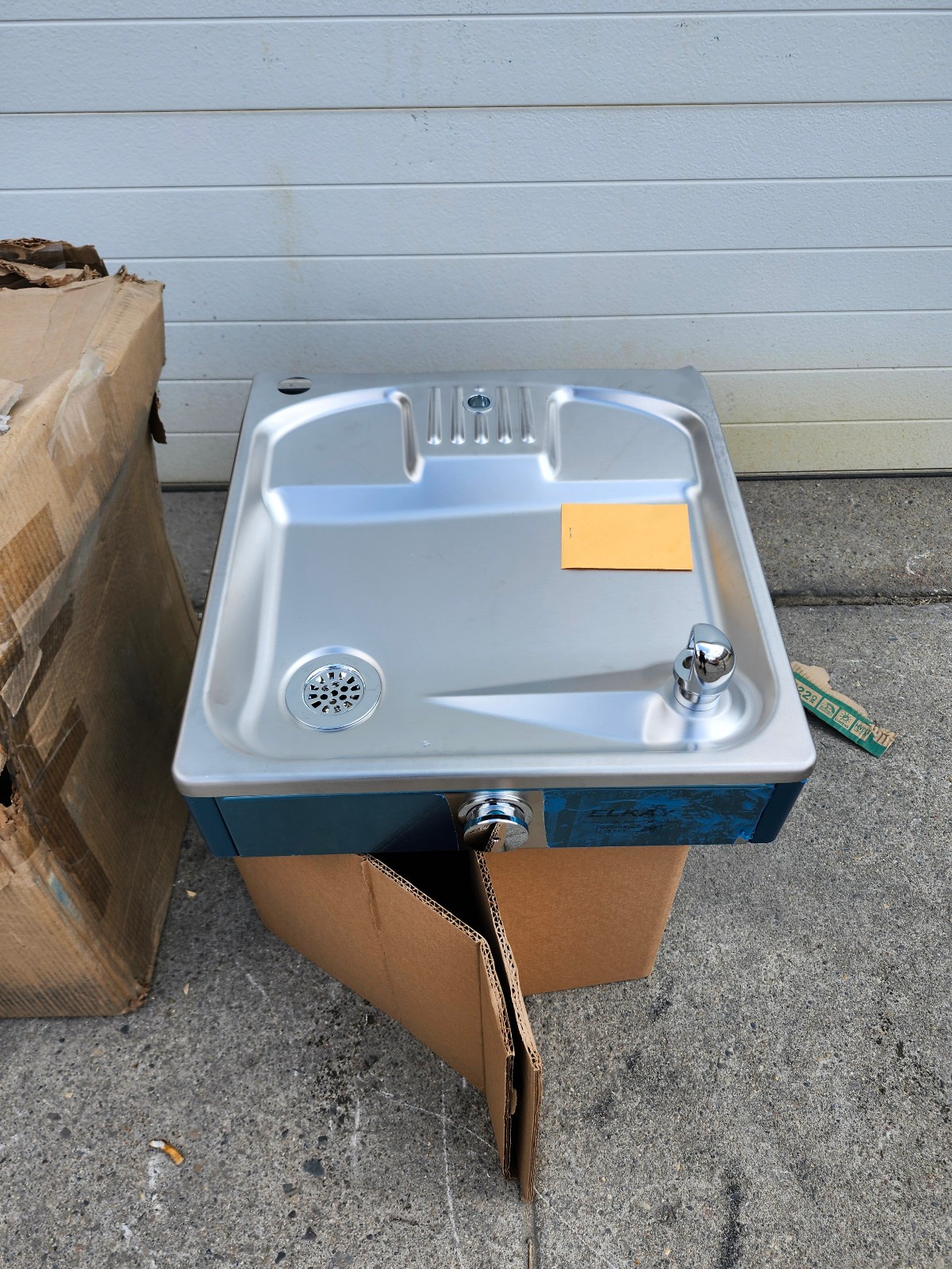 Elkay VRCGRN8WS 115V Wall Surface Mount Indoor Refrigerated Drinking Fountain