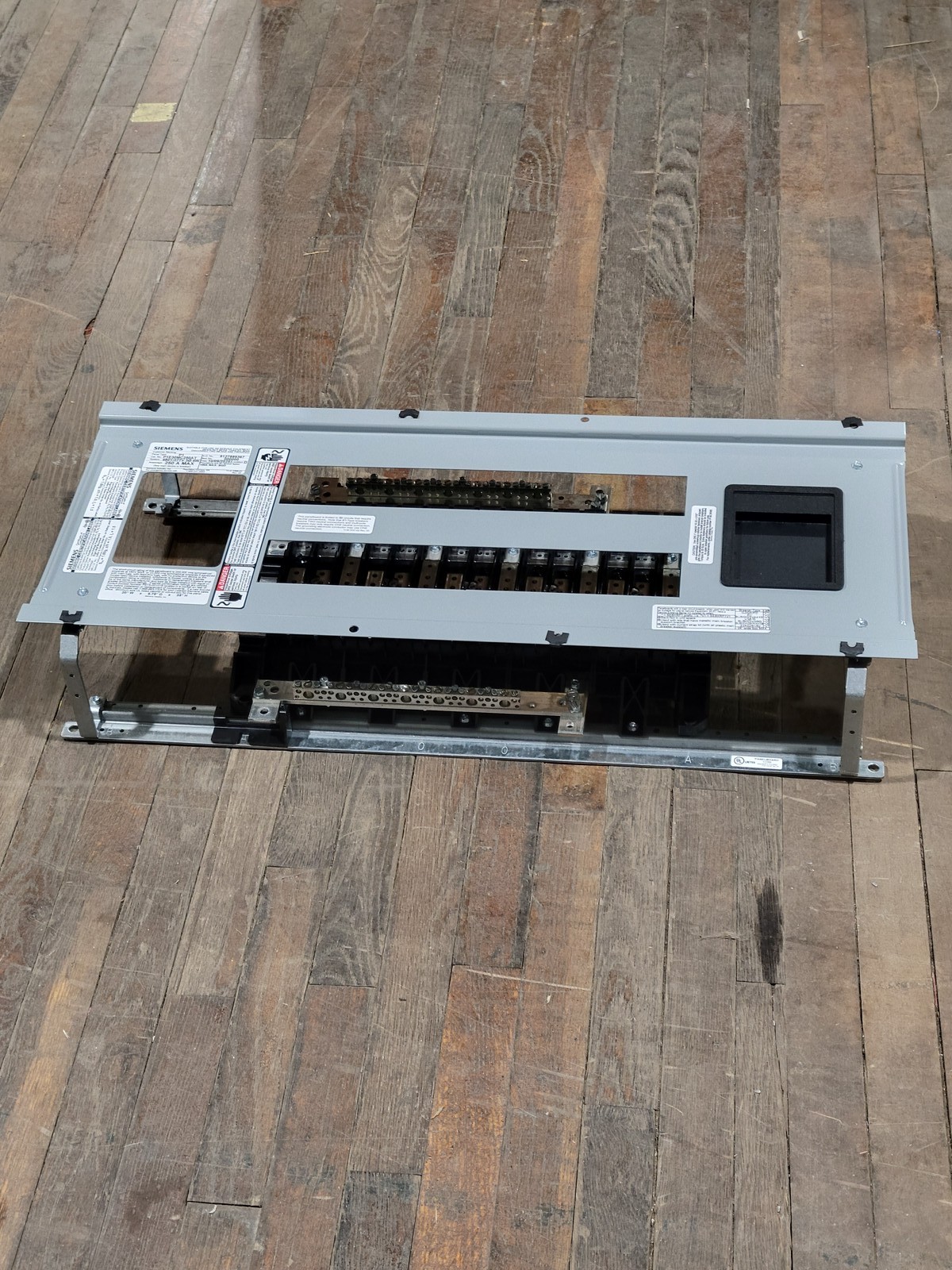 Siemens P1E30MC250AT Main Panelboard Interior 250A 3P 4W 3PH 480/277V 30 Circuit