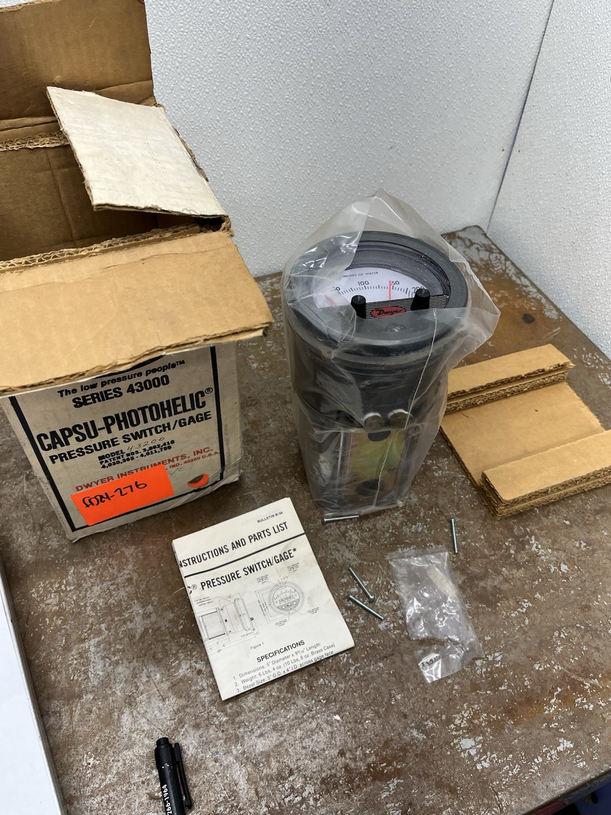 Dwyer 43200 Capsu-Photohelic Pressure Switch/Gauge (0-200″w.c.)