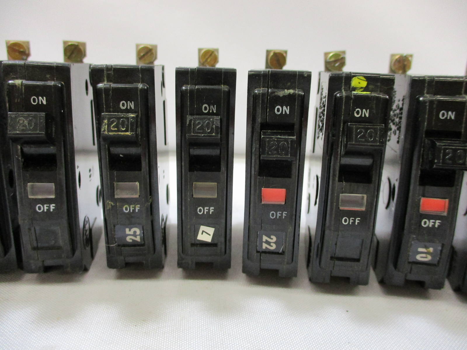 (LOT OF 15) SQUARE D QOB120 CIRCUIT BREAKER 20A 1-POLE 120/240VAC