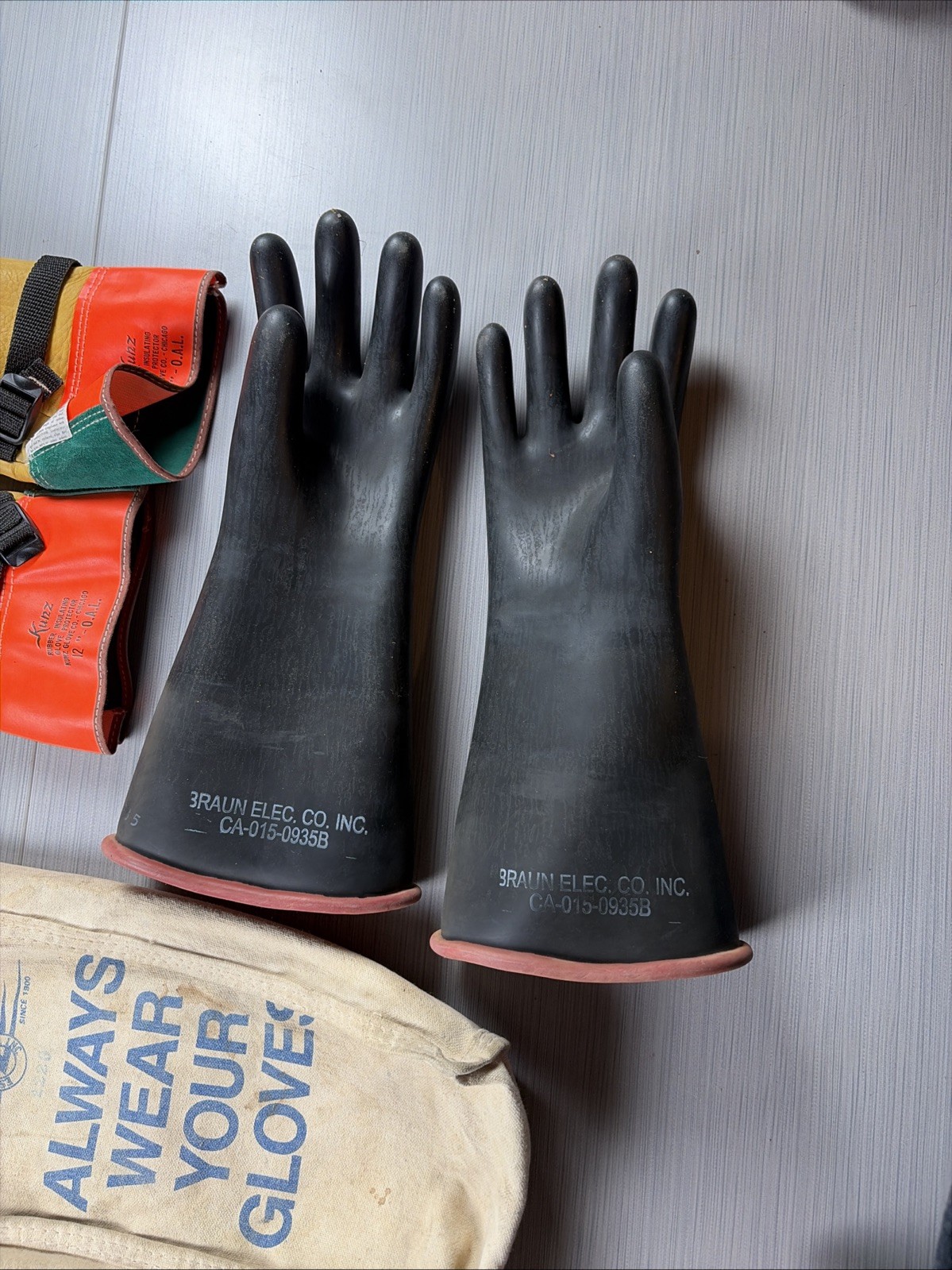 SALISBURY/NORTH SIZE 9 1/2 D120 CLASS 2 TYPE I 17000V LINEMAN GLOVES with BAG