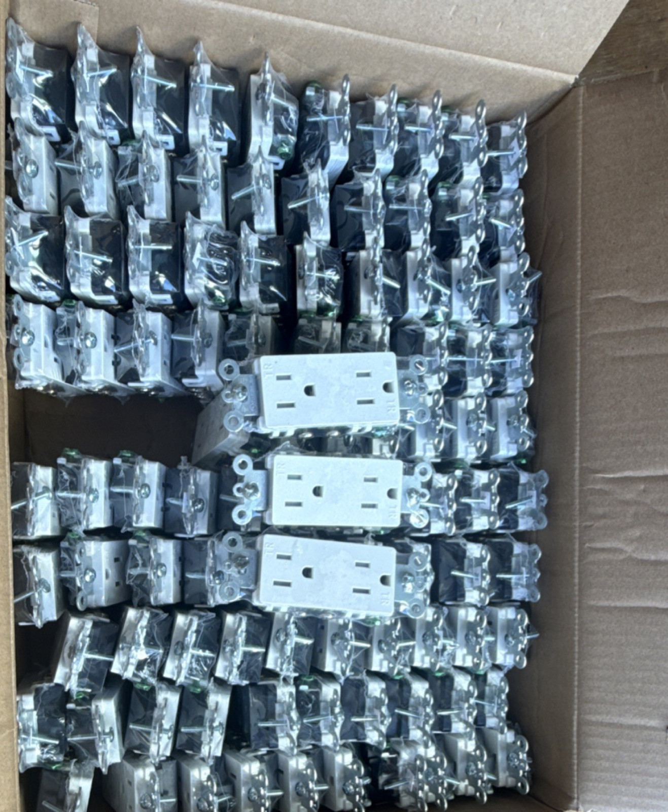 TENZA Tamper Resistant Decorator Outlet 15A 125V CRB-15T-100N 100 Pack
