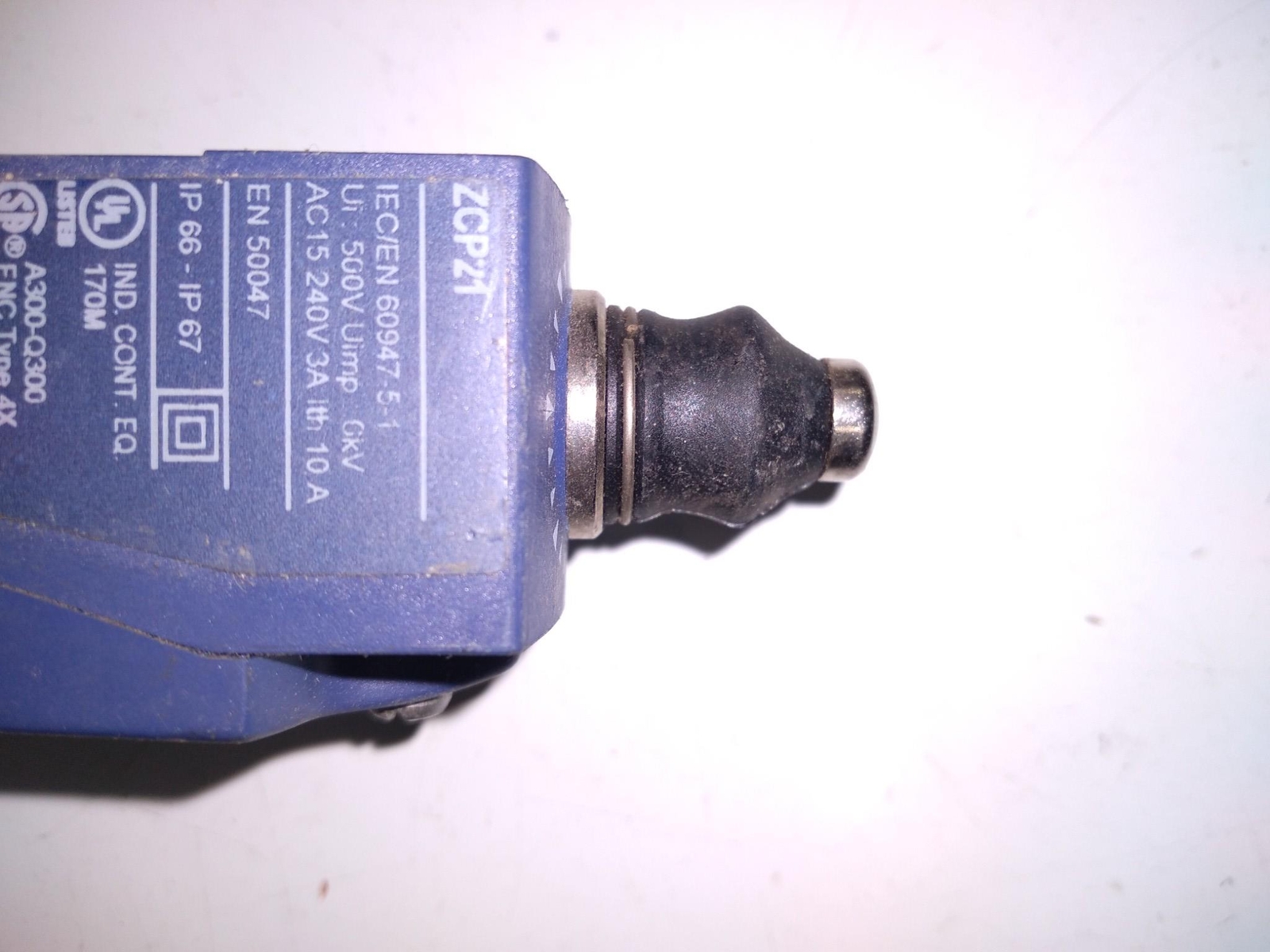 TELEMWCANIQUE OSISWITCH PFE-SW1402 ZCP21 500V 10A AC 15 240V