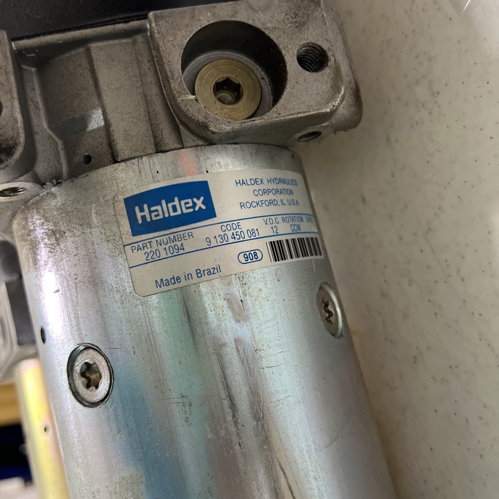 HALDEX BARNES HYDRAULICS 2201094 pump with assembly and reservoir.