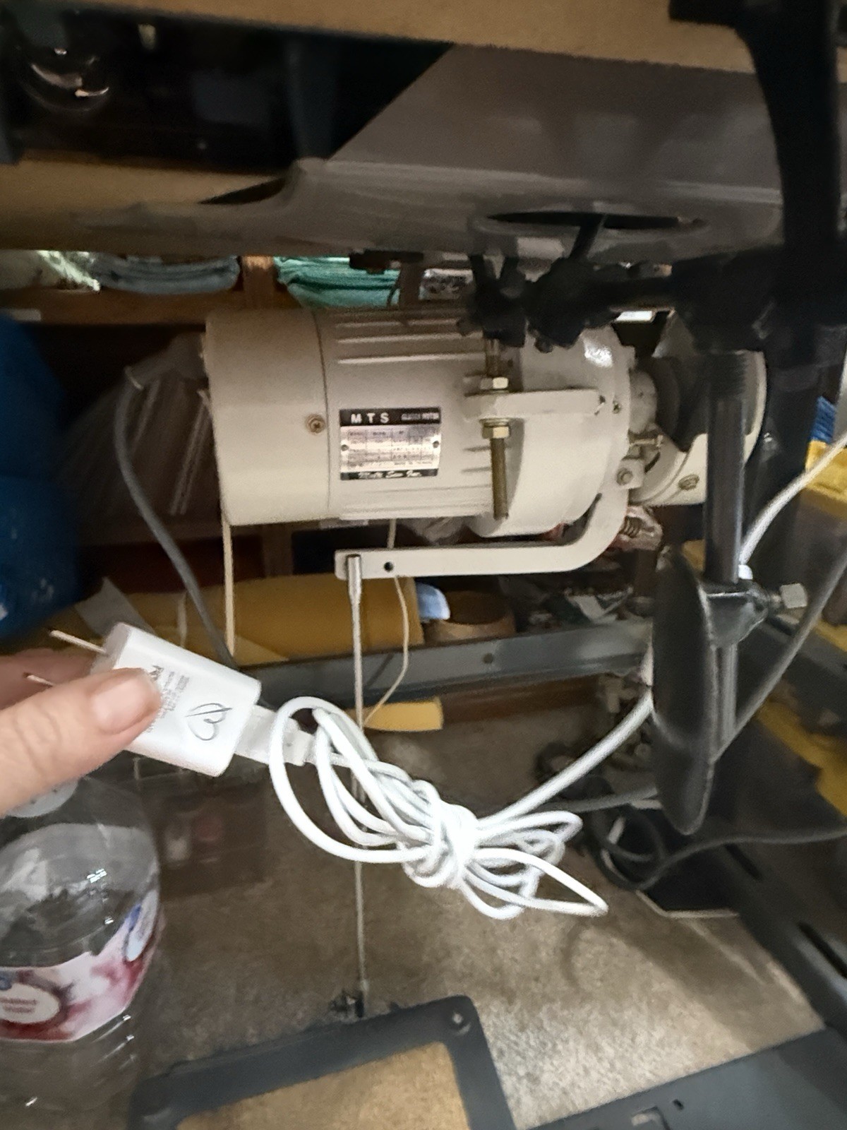 SINGER Industrial Lockstitch Sewing Machine complete set up with Clutch Motor