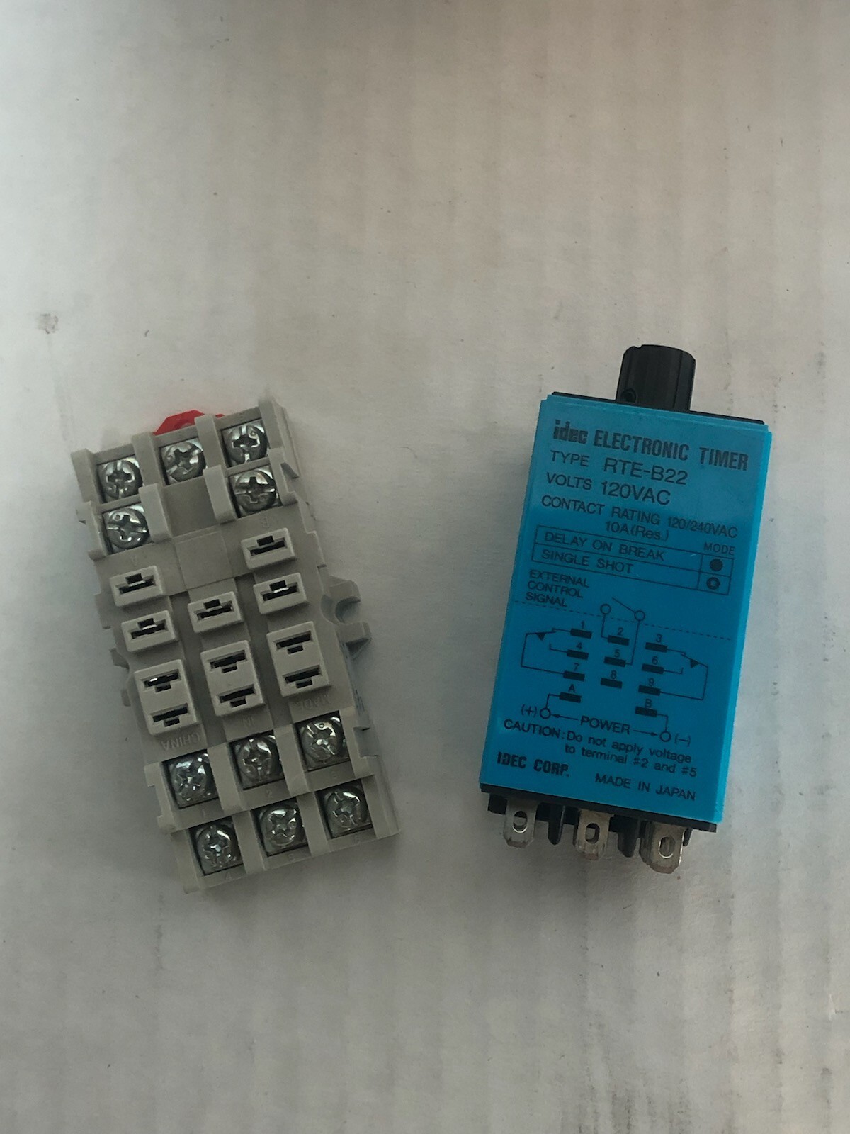 Idec RTE-B22 Electronic Timer, 120VAC, 10A DPDT, 0-30 Minutes, w/Relay Socket