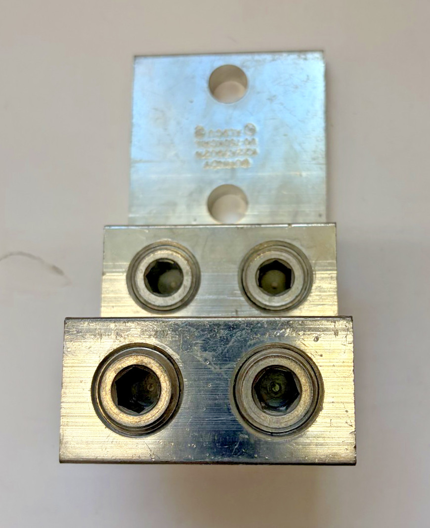 Burndy K22A39U2D MECHANICAL LUG 750MCM KCMIL 500 MCM FOUR BARREL