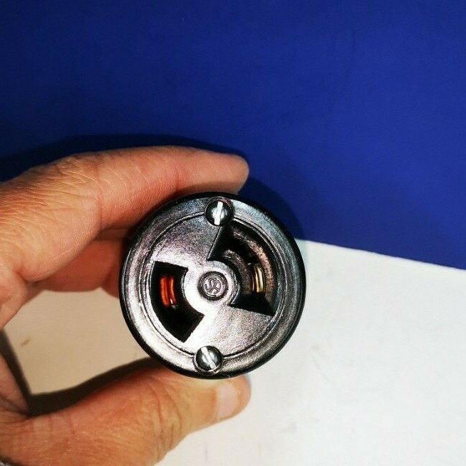 LEVITON Locking CORD CONNECTOR Female Plug w/ Grip 10A-250V 15A-125V NEW 5111
