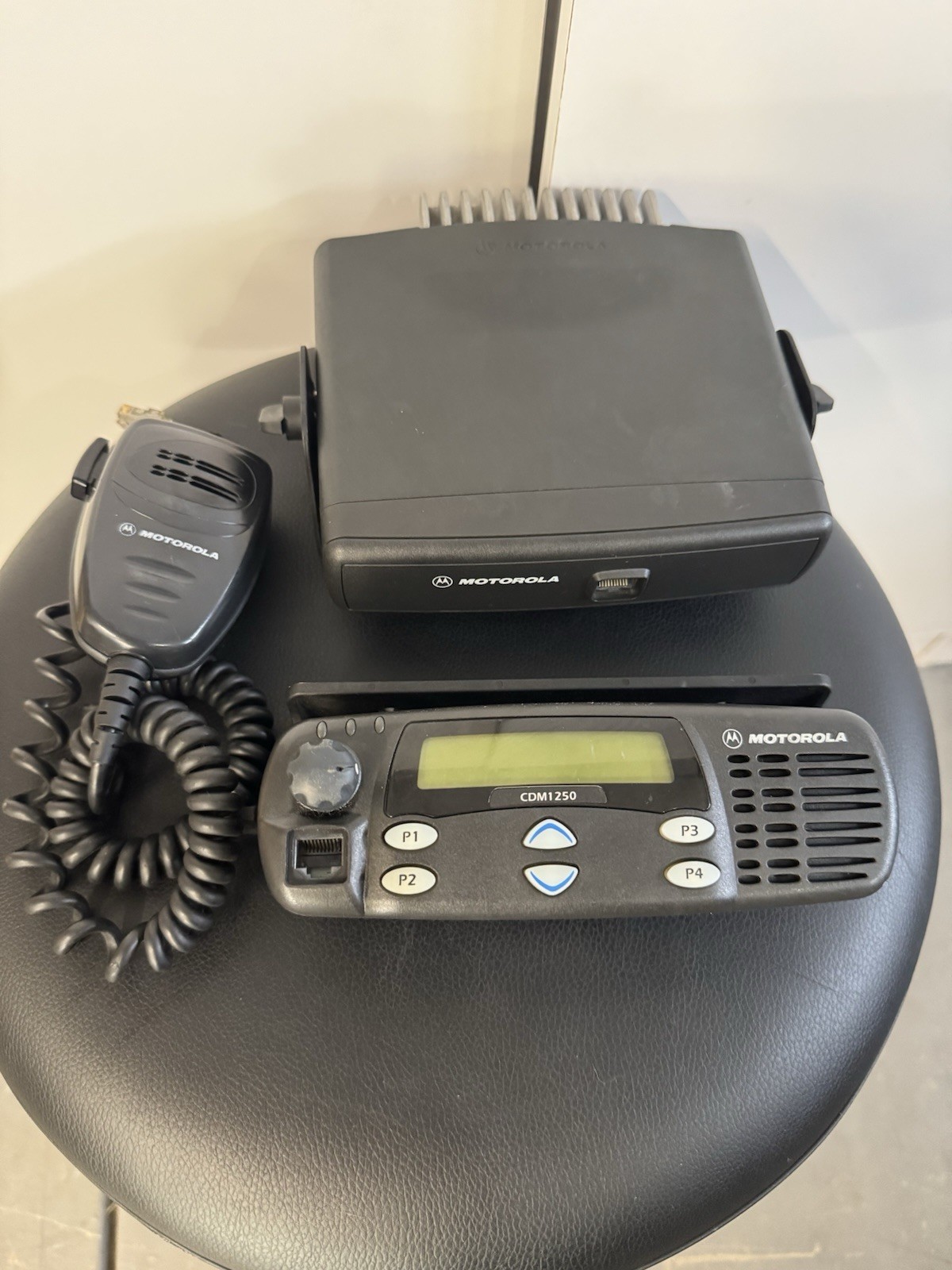 MOTOROLA CDM1250 Remote MOunt 403–470 MOBILE TWO-WAY RADIO 25 watt 64 channel