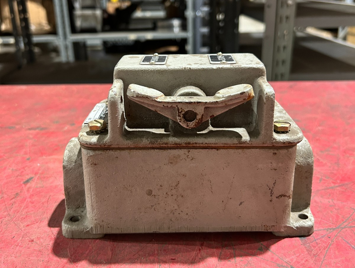 NEW NO BOX GENERAL ELECTRIC HEAVY DUTY Push Button Station AJ202A