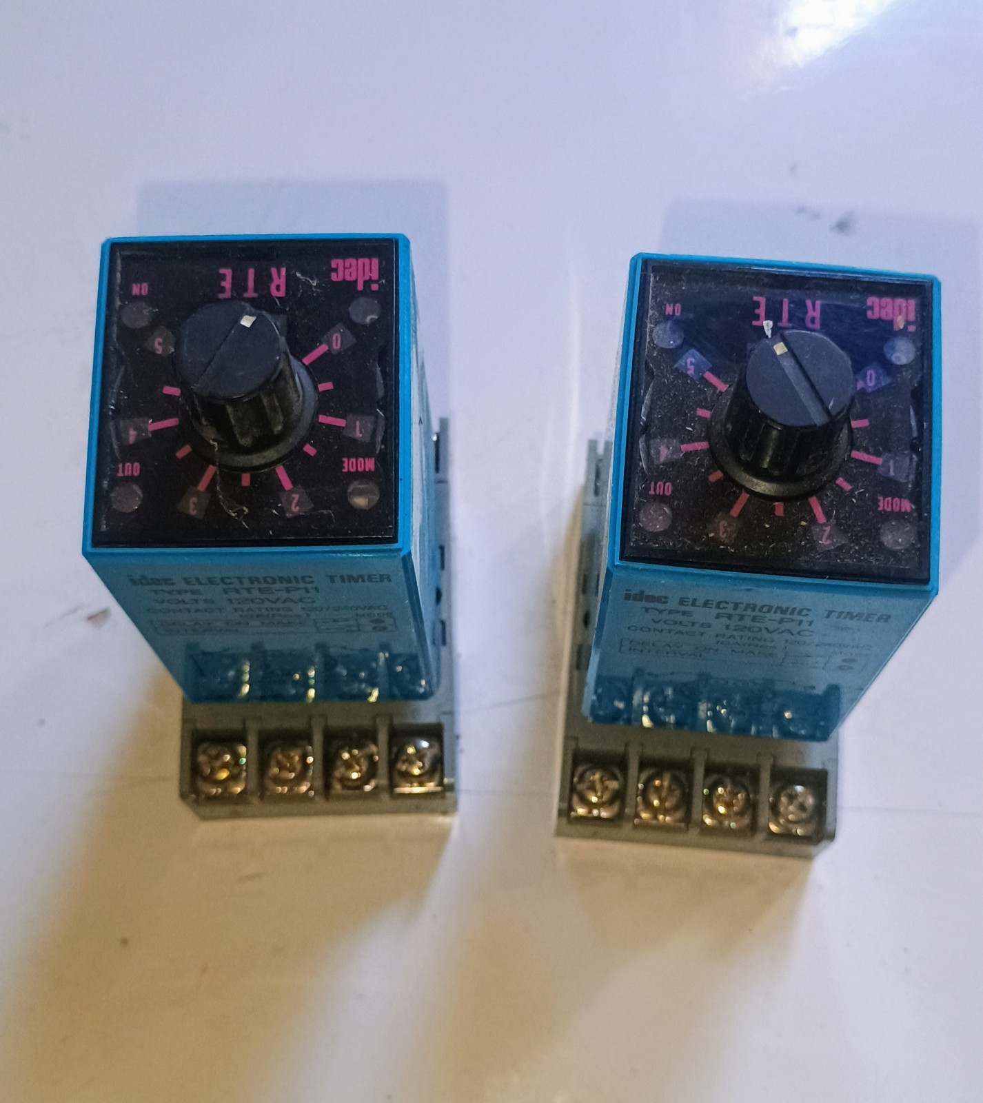 Lot Of 2-IDEC RTE-P11 24VAC/DC Electronic Timer with SR2P-06 Socket