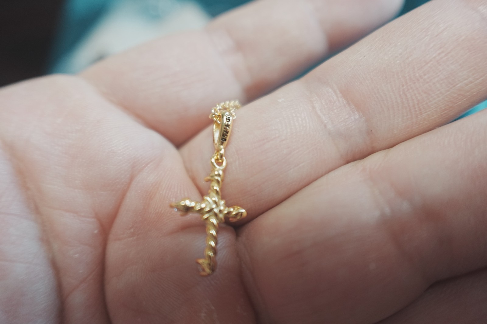 Gift Gold Dav1dYurmanDiamond Small Modern Cross Pendant Necklace with Pouch