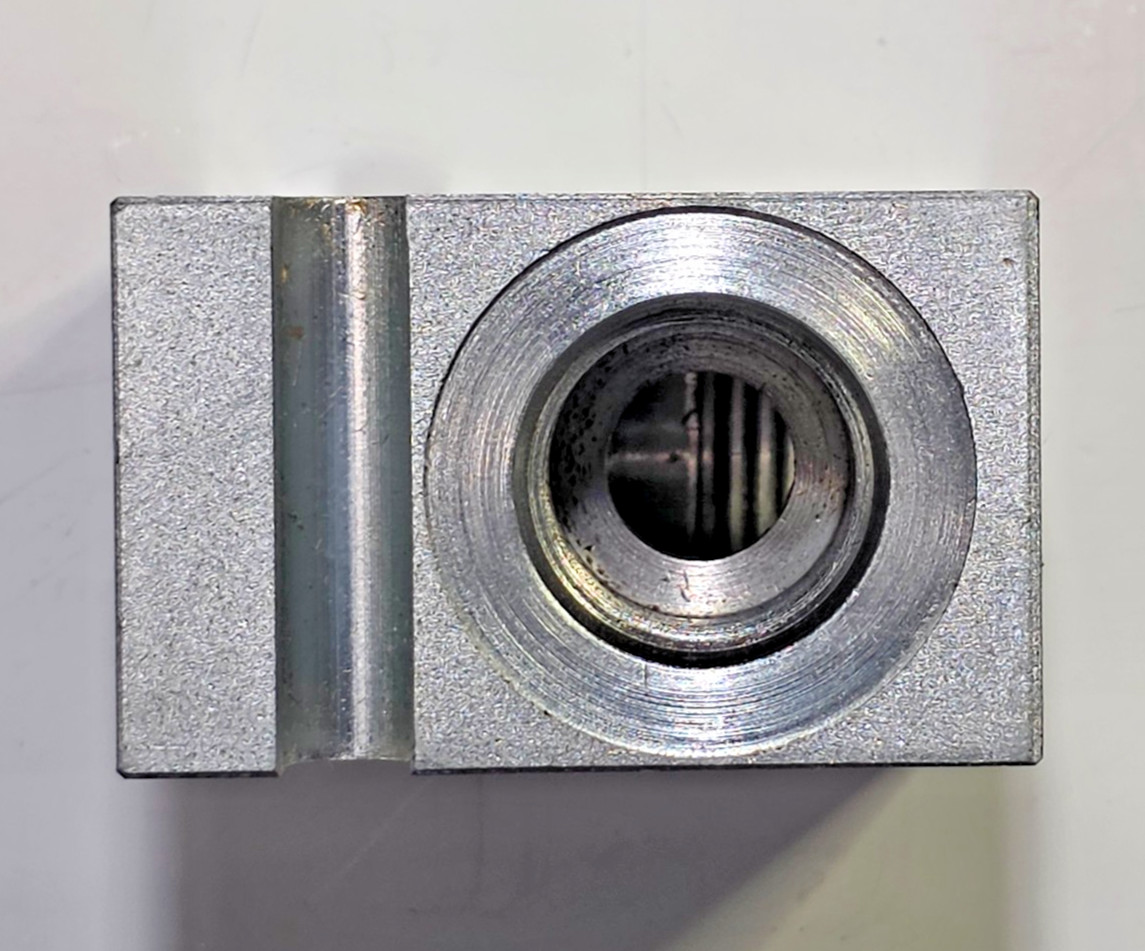 Parker B10-2-8T Hydraulic Line Mount Cavity Body 10 Size 2-Way 3/8 SAE Aluminum