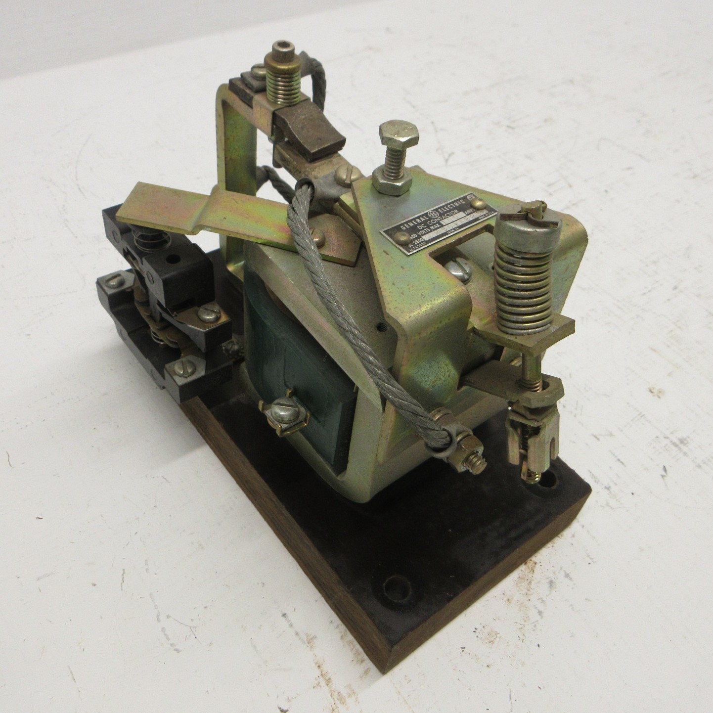 General Electric IC2800 A501AB23C DC Contactor 100 Amp 600V GE 100A 120 VDC Coil