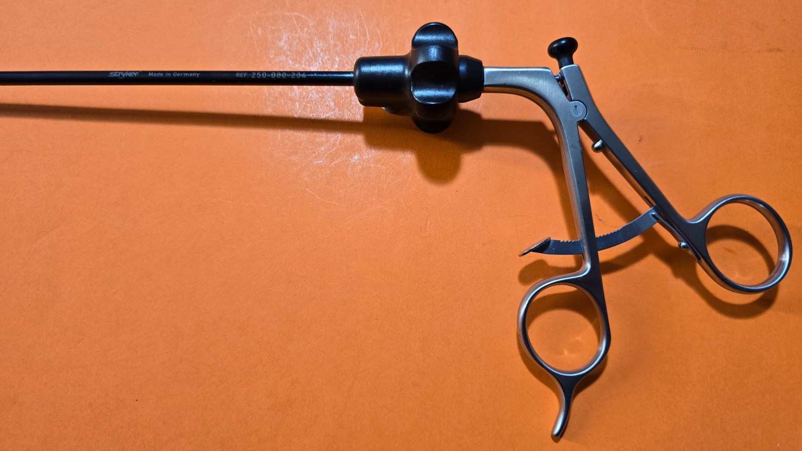 Stryker Laparoscopic Retraction Forceps 5mm x 36cm Ratchet Handle