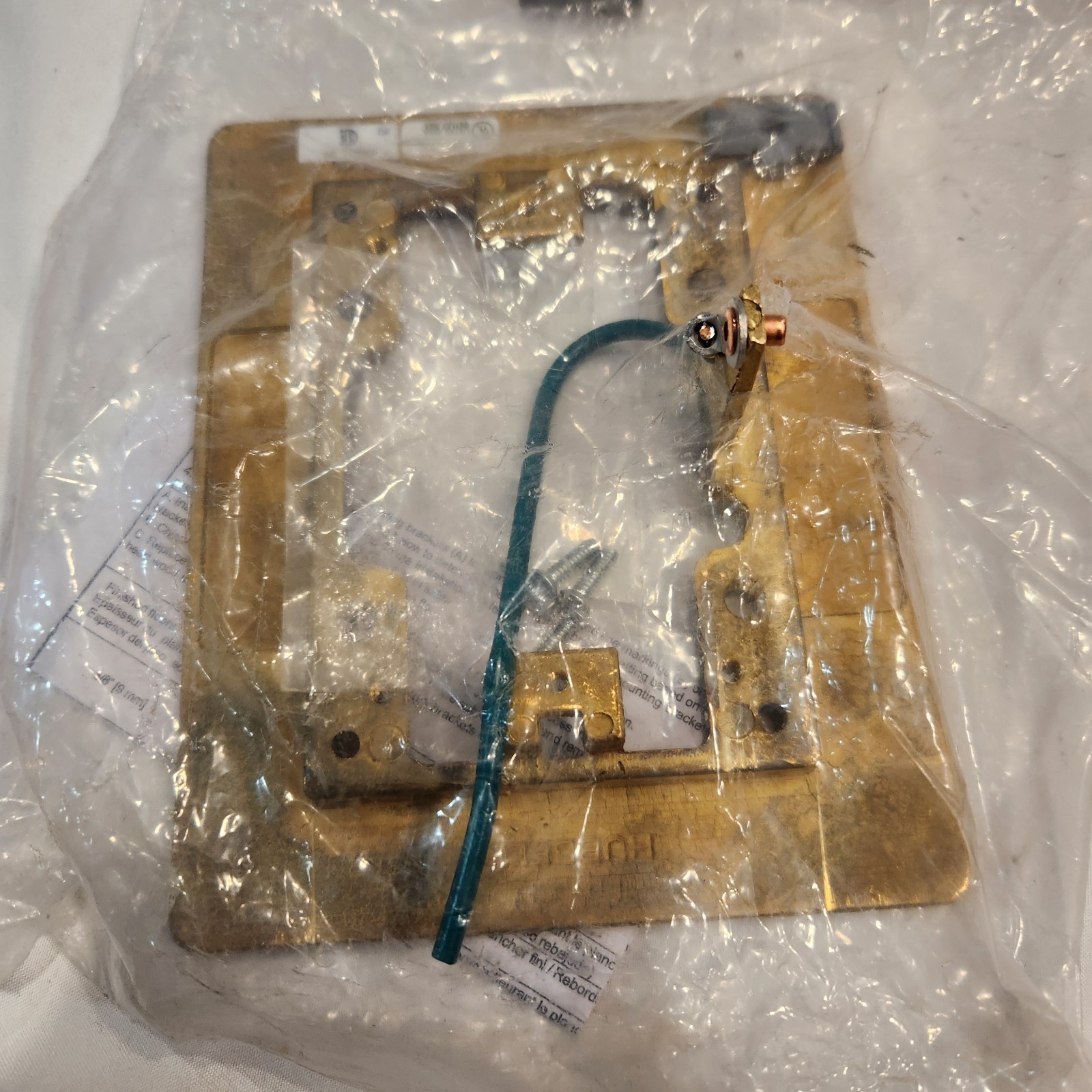 Hubbell SB3083W Carpet Flange 1-G Flat Rectangular Brass New 1031