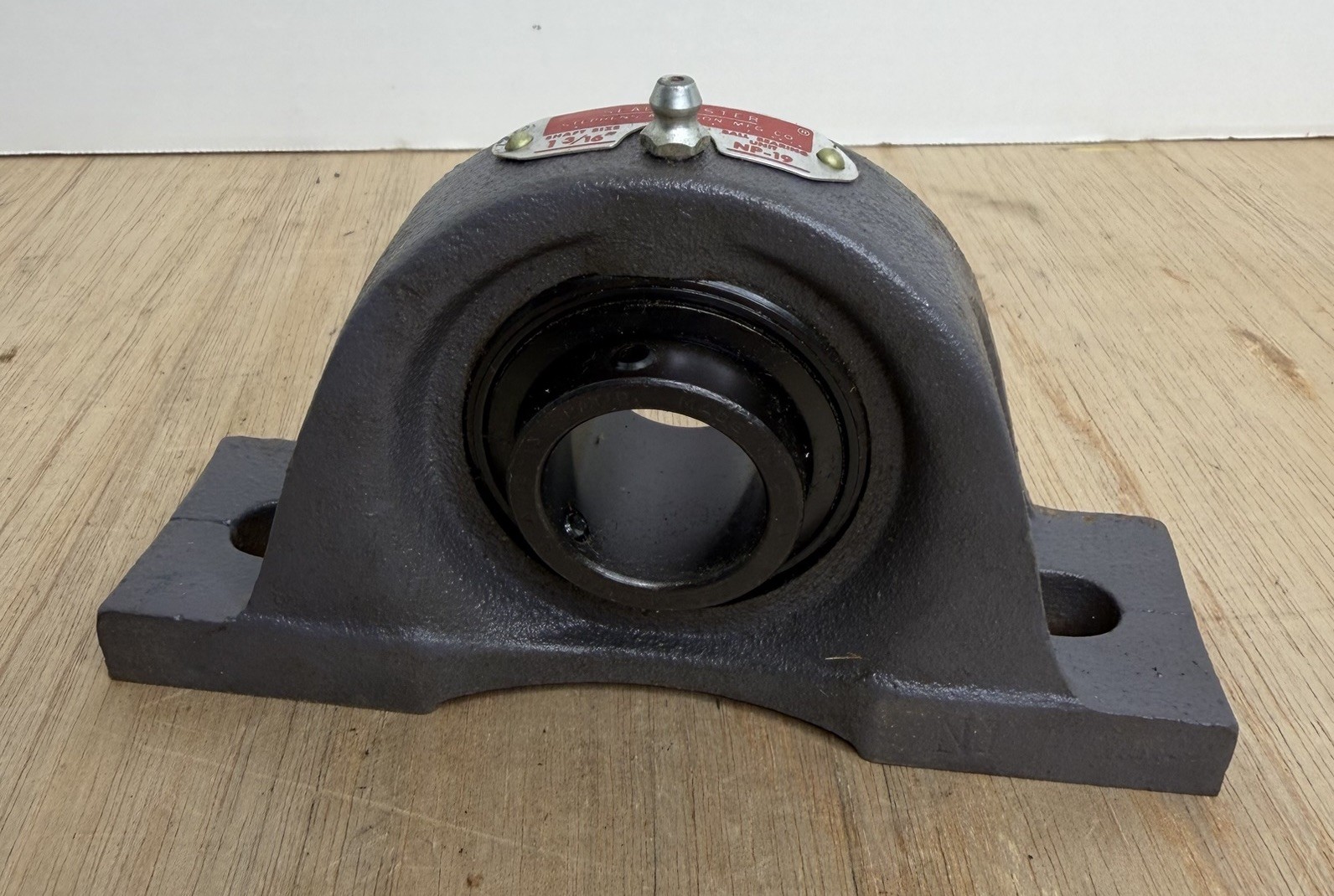 SEALMASTER NP-19 PILLOW BLOCK BALL BEARING 1 3/16″ BORE CAST IRON MOUNTED USA