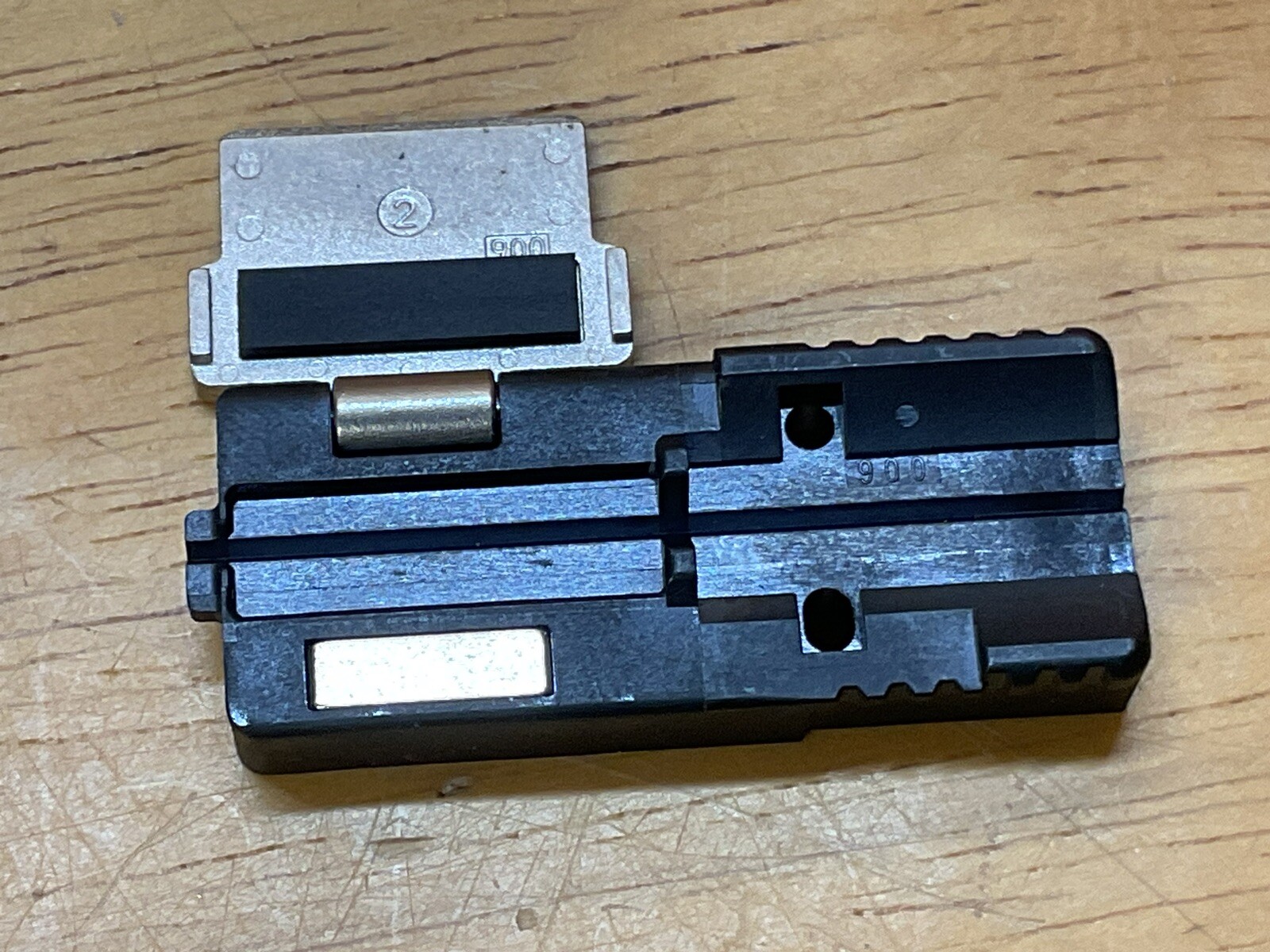 Fujikura FH-70-900 Pair Of 900um Fiber Holders