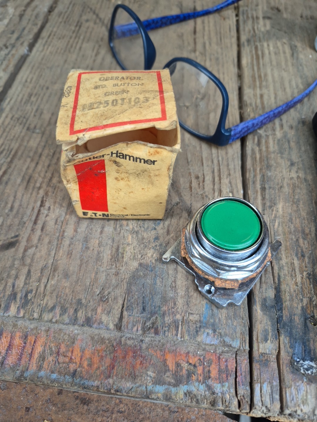 Cutler-hammwr 10250t103 Operator Std Button ,green , Eaton 100614