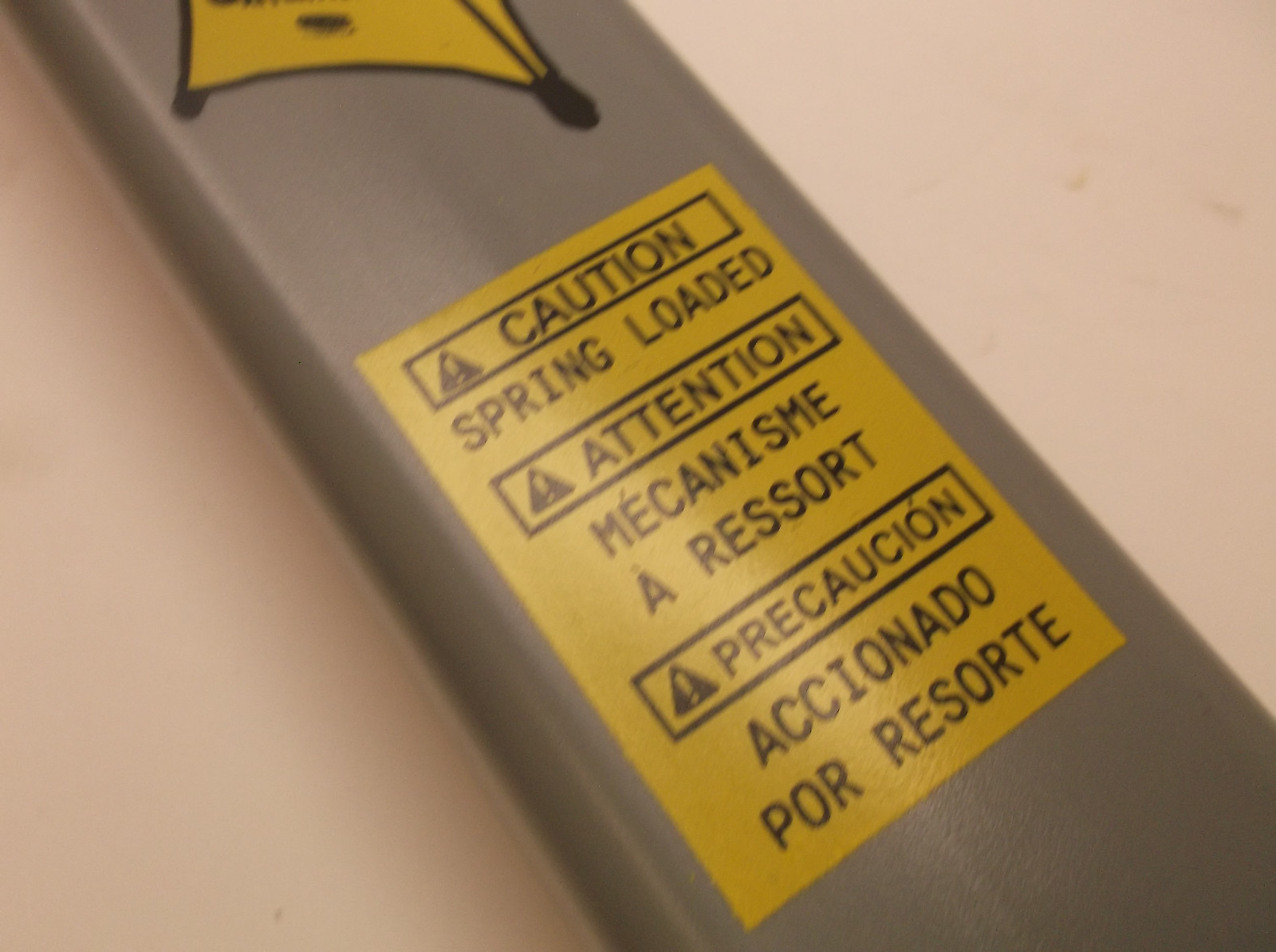 New RUBBERMAID FG9S0100YEL Soft Safety Sign Caution Eng/Sp/Fr (B27)