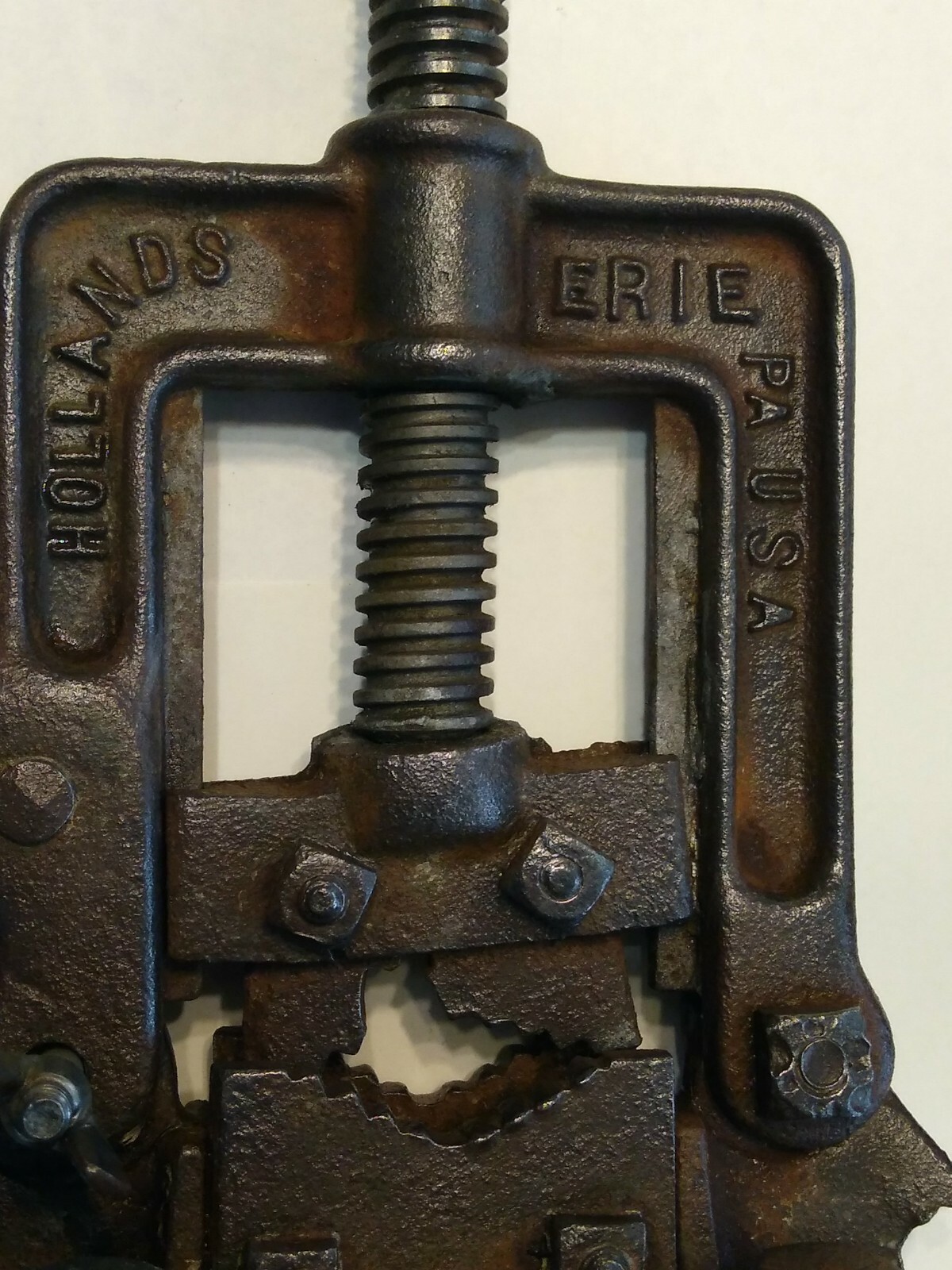 HOLLANDS 399B Pipe Vise (Bench) & Toledo Pipe Threader No. 30, 3/8″, 1/2″, 3/4