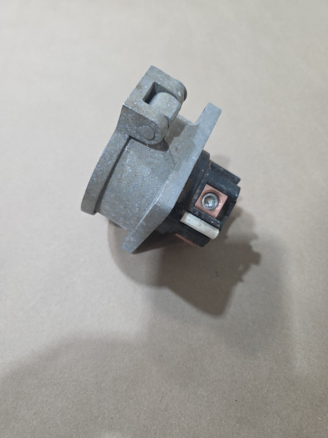 Hubbell HBL26410 «HUBBELLOCK» 60-Amp Receptacle 600Vac 60A 3P 4W