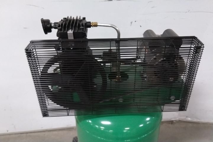 Speedaire 48UY04 2 Output HP 120VAC; 240VAC 30 Gal Tank Portable Air Compressor
