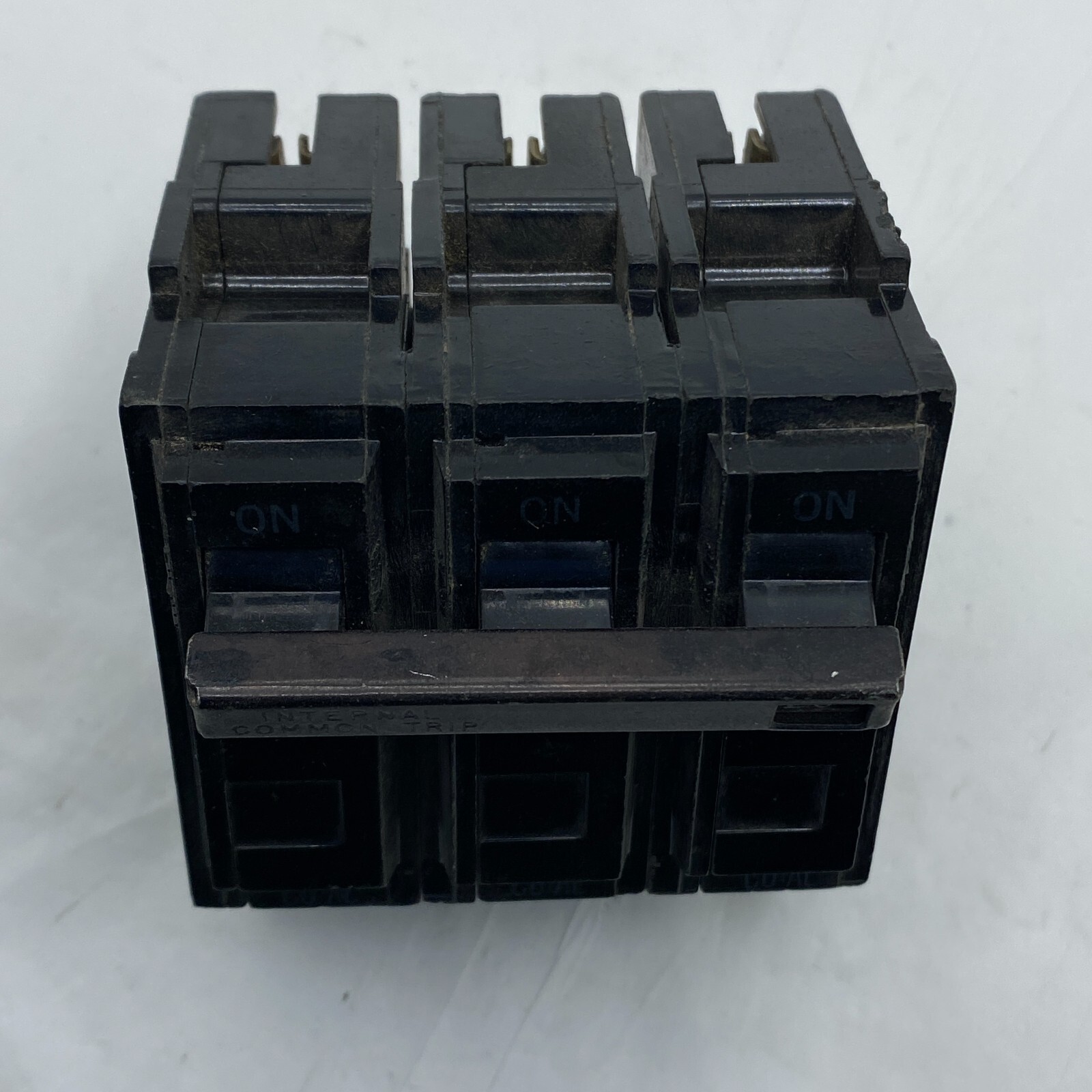 GENERAL ELECTRIC CIRCUIT BREAKER COMMON TRIP 20A 3 POLE 240V G645🔔